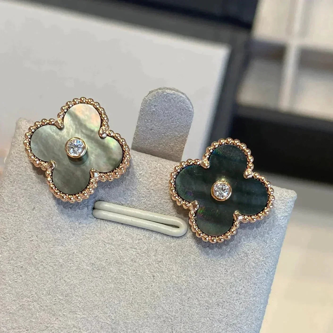 CLOVER MEDIUM 1 MOTIFS GRAY MOP DIAMOND EARRINGS