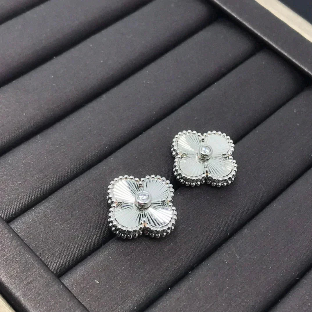 Boucles d'oreilles Diana Clover Mini 9,5 mm avec effet laser