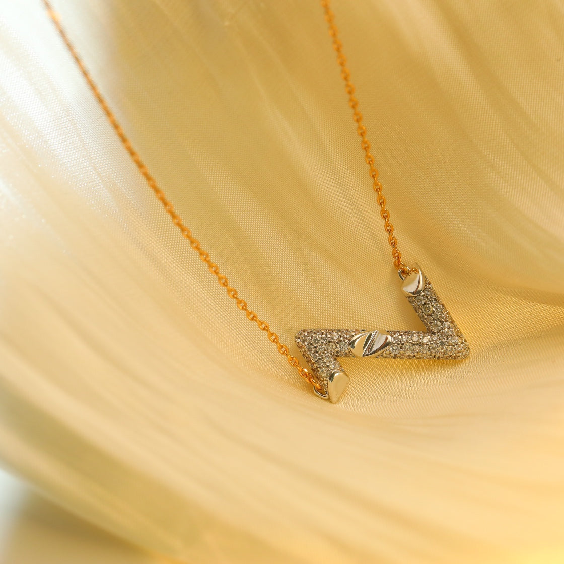 DIANA VOLT SILVER DIAMOND PEDANT NECKLACE