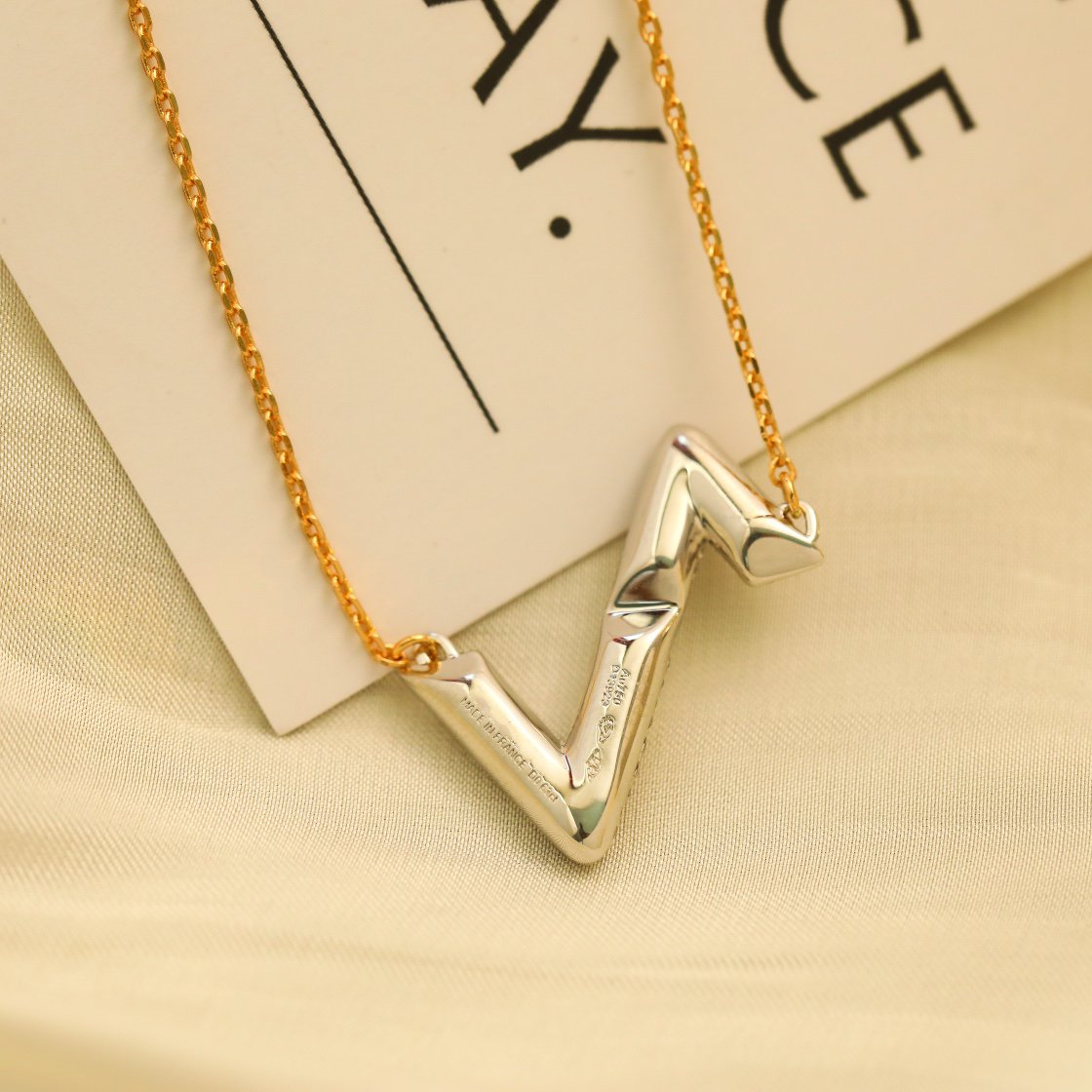 DIANA VOLT SILVER DIAMOND PEDANT NECKLACE