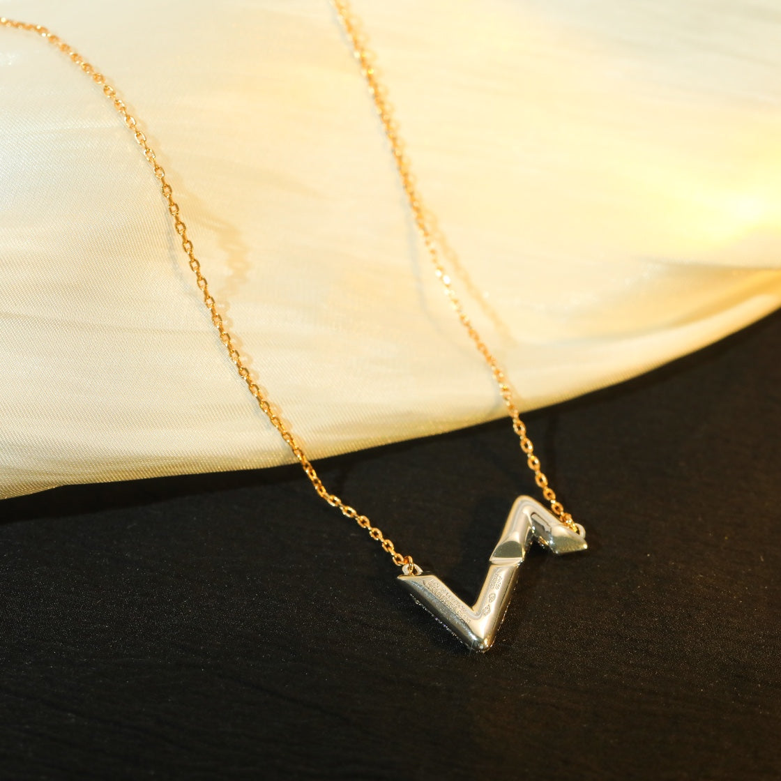 DIANA VOLT SILVER DIAMOND PEDANT NECKLACE
