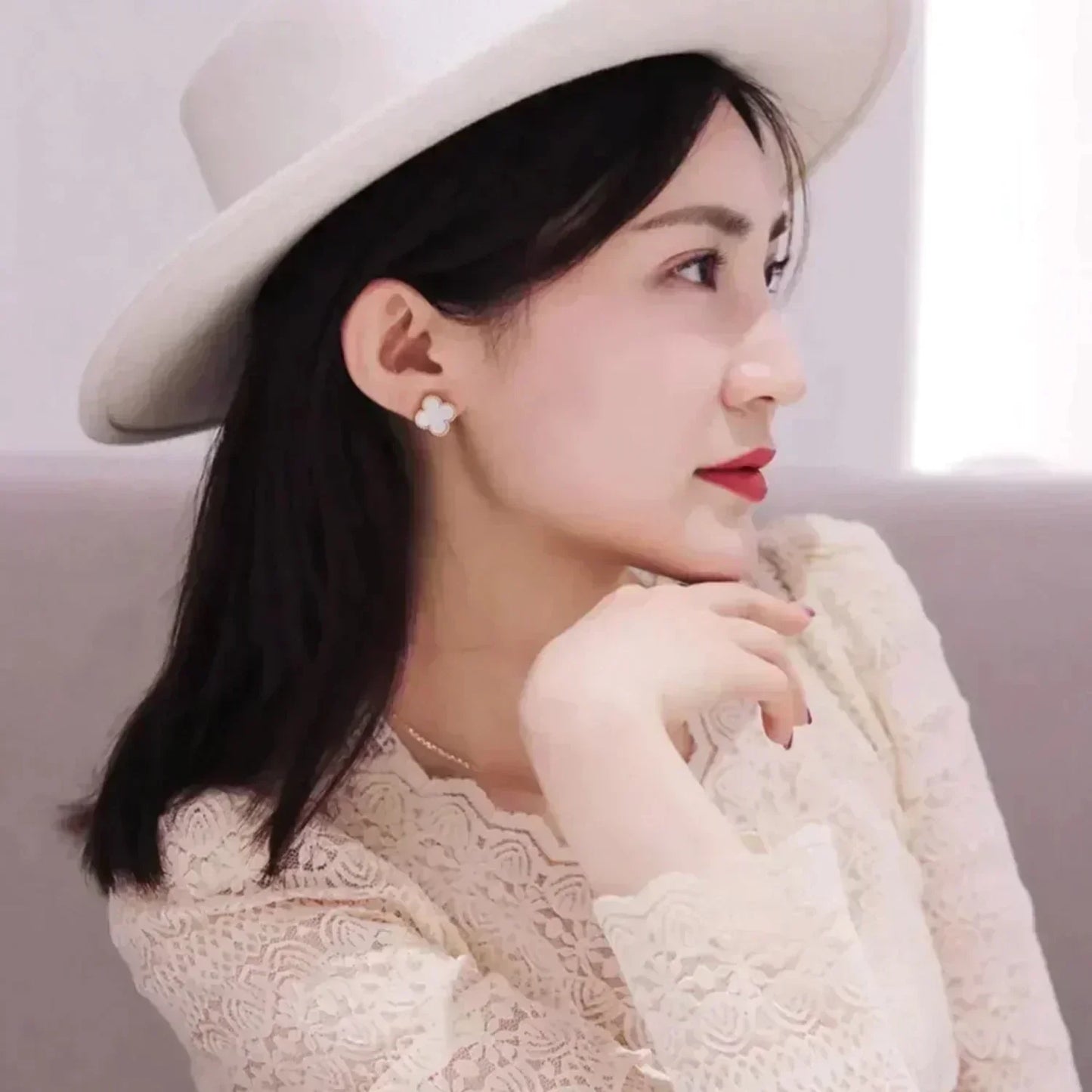 DIANA CLOVER MEDIUM 1 MOTIFS WHITE MOP STUD EARRINGS