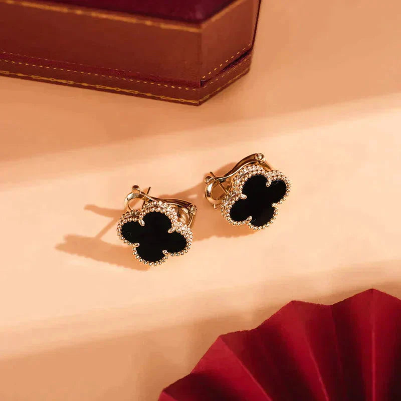 DIANA CLOVER MEDIUM 1 MOTIFS ONYX STUD EARRINGS