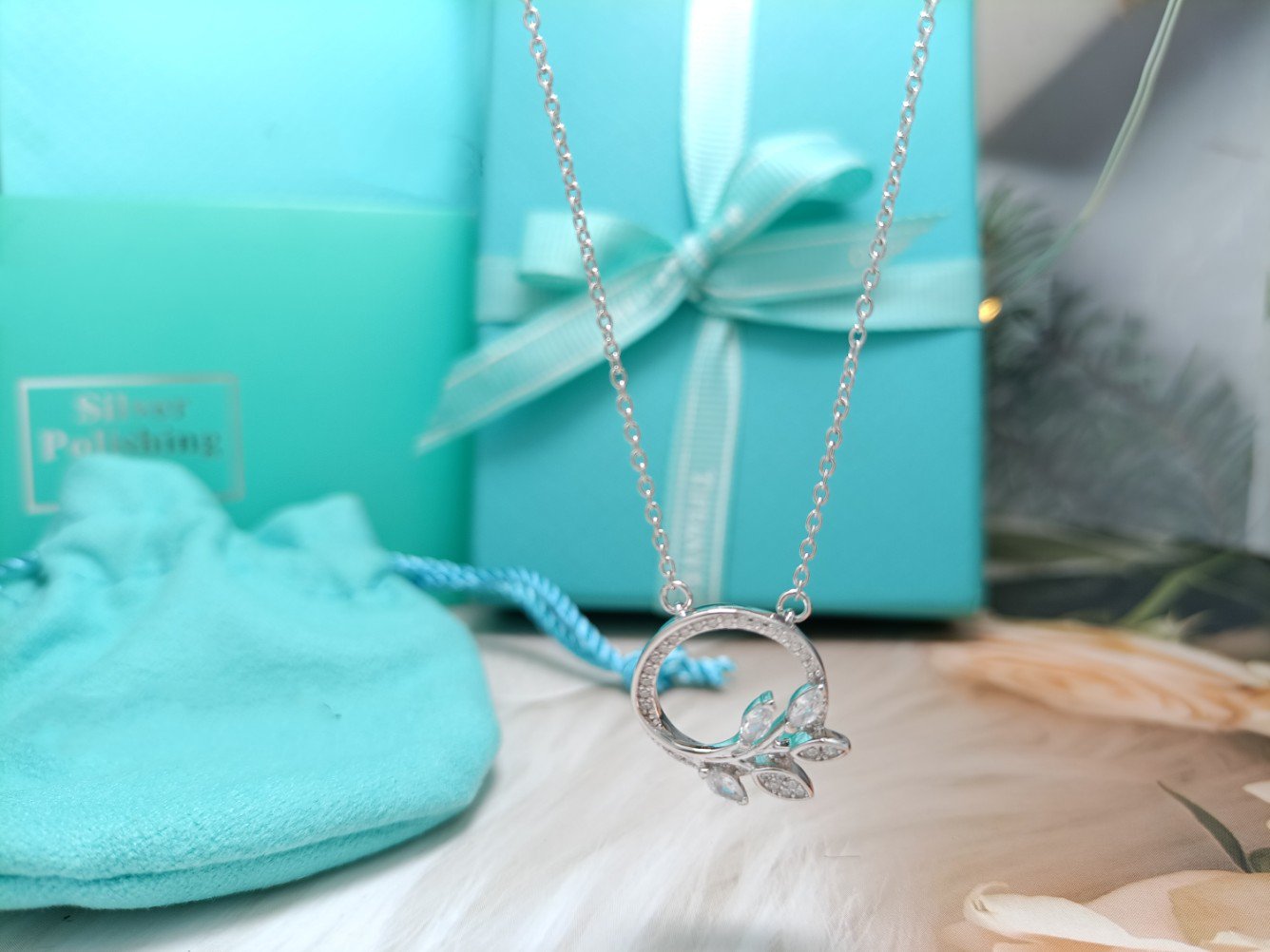 DIAMOND VINE CIRCLE PENDANT PLATINUM NECKLACE