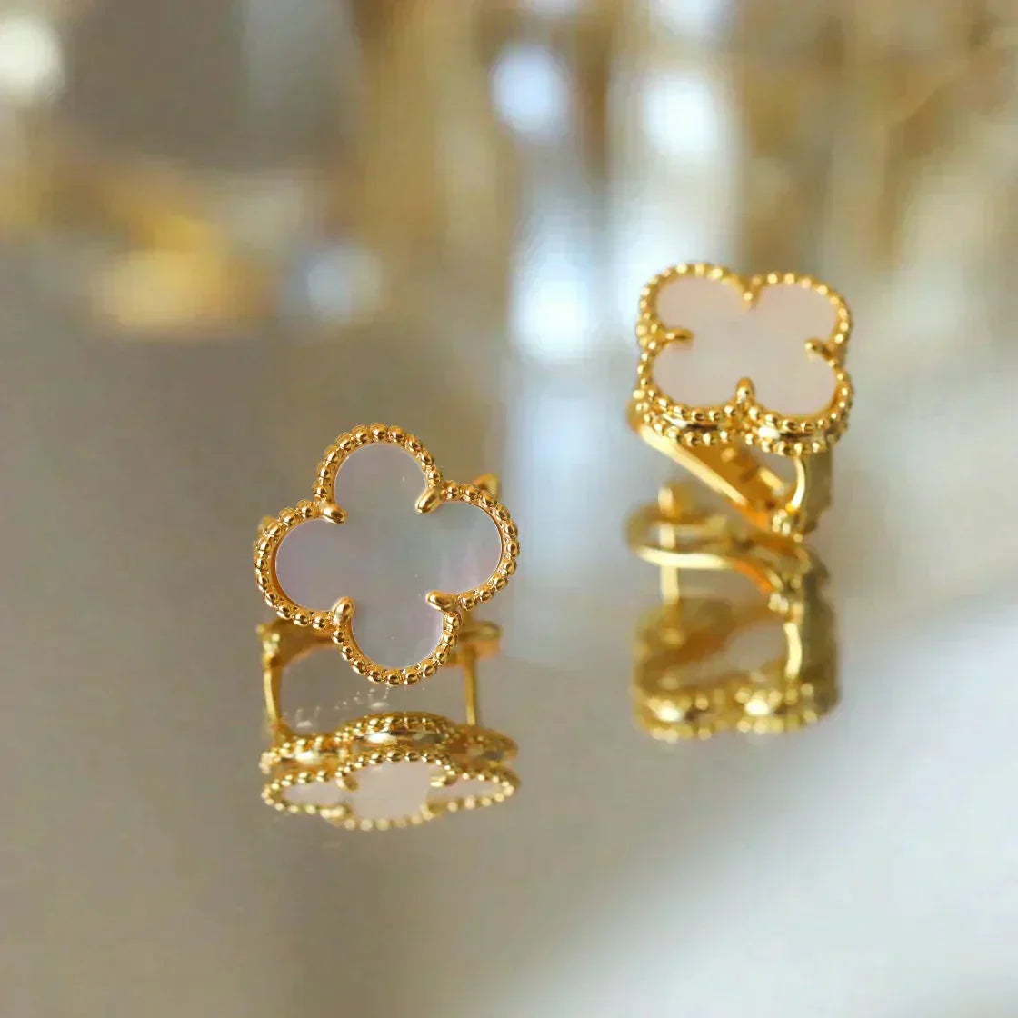 DIANA CLOVER MEDIUM 1 MOTIFS WHITE MOP STUD EARRINGS
