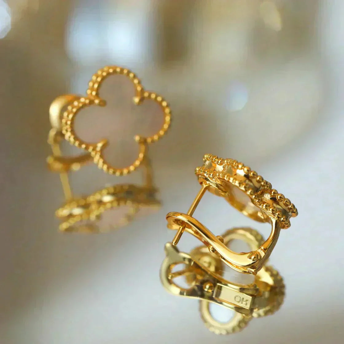 DIANA CLOVER MEDIUM 1 MOTIFS WHITE MOP STUD EARRINGS