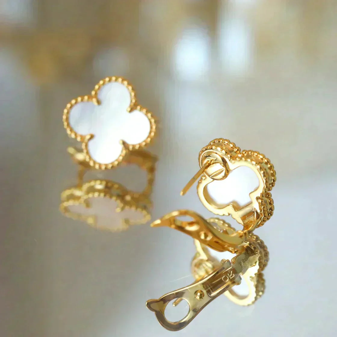 DIANA CLOVER MEDIUM 1 MOTIFS WHITE MOP STUD EARRINGS