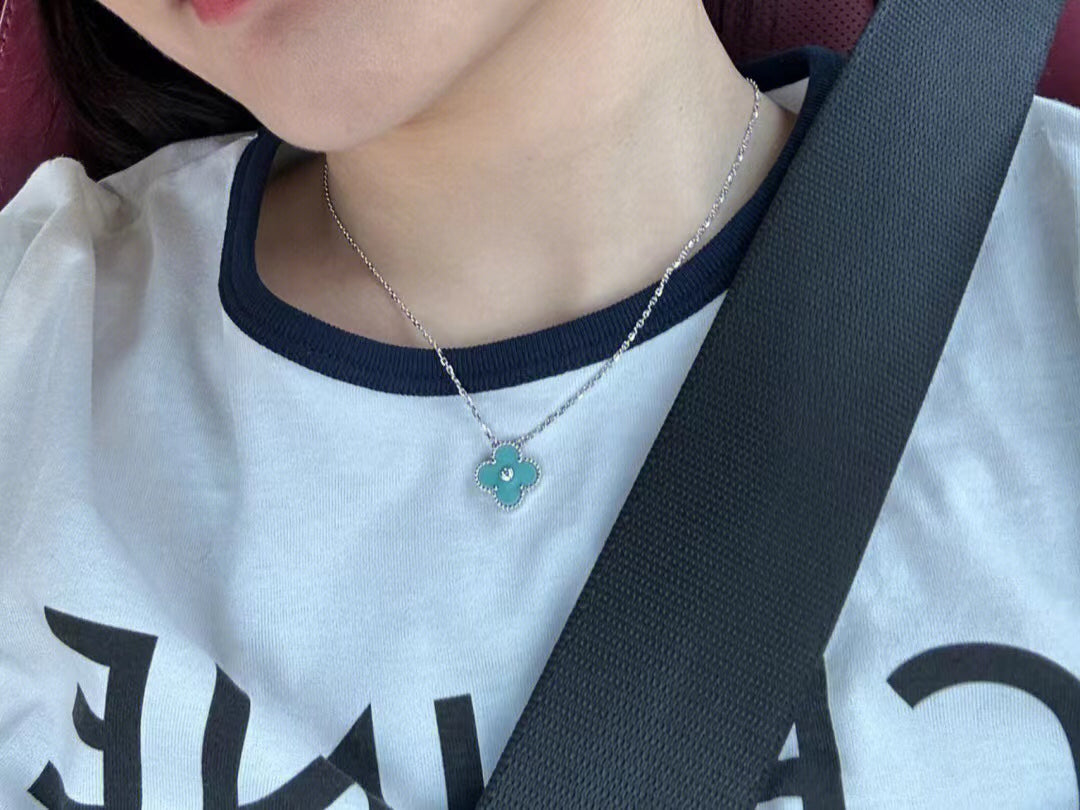 DIANA CLOVER 1 DIAMOND LIGHT BLUE SILVER NECKLACE