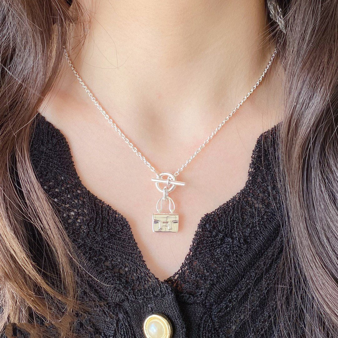 DIANA CONSTANCE PEDANT SILVER NECKLACE