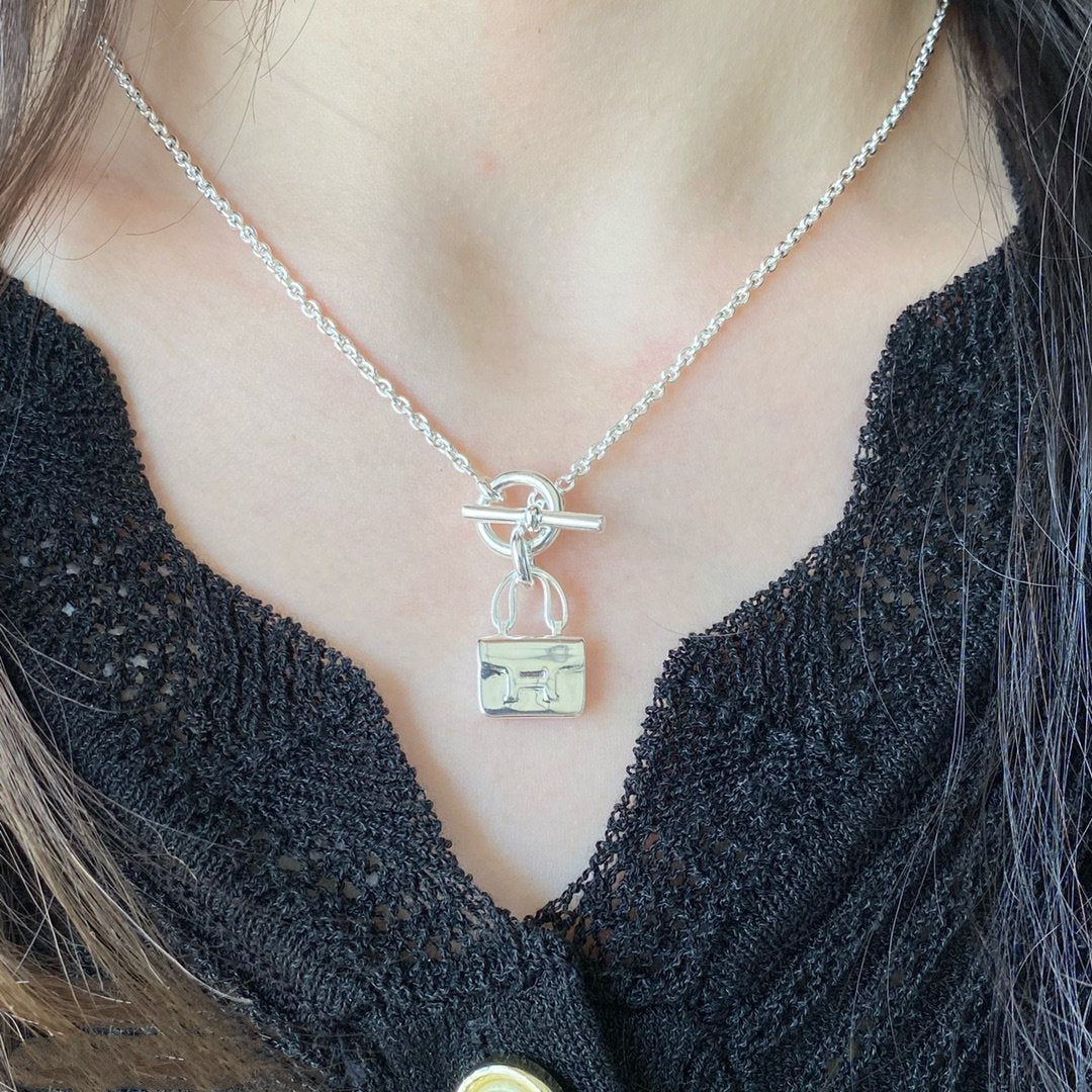 DIANA CONSTANCE PEDANT SILVER NECKLACE