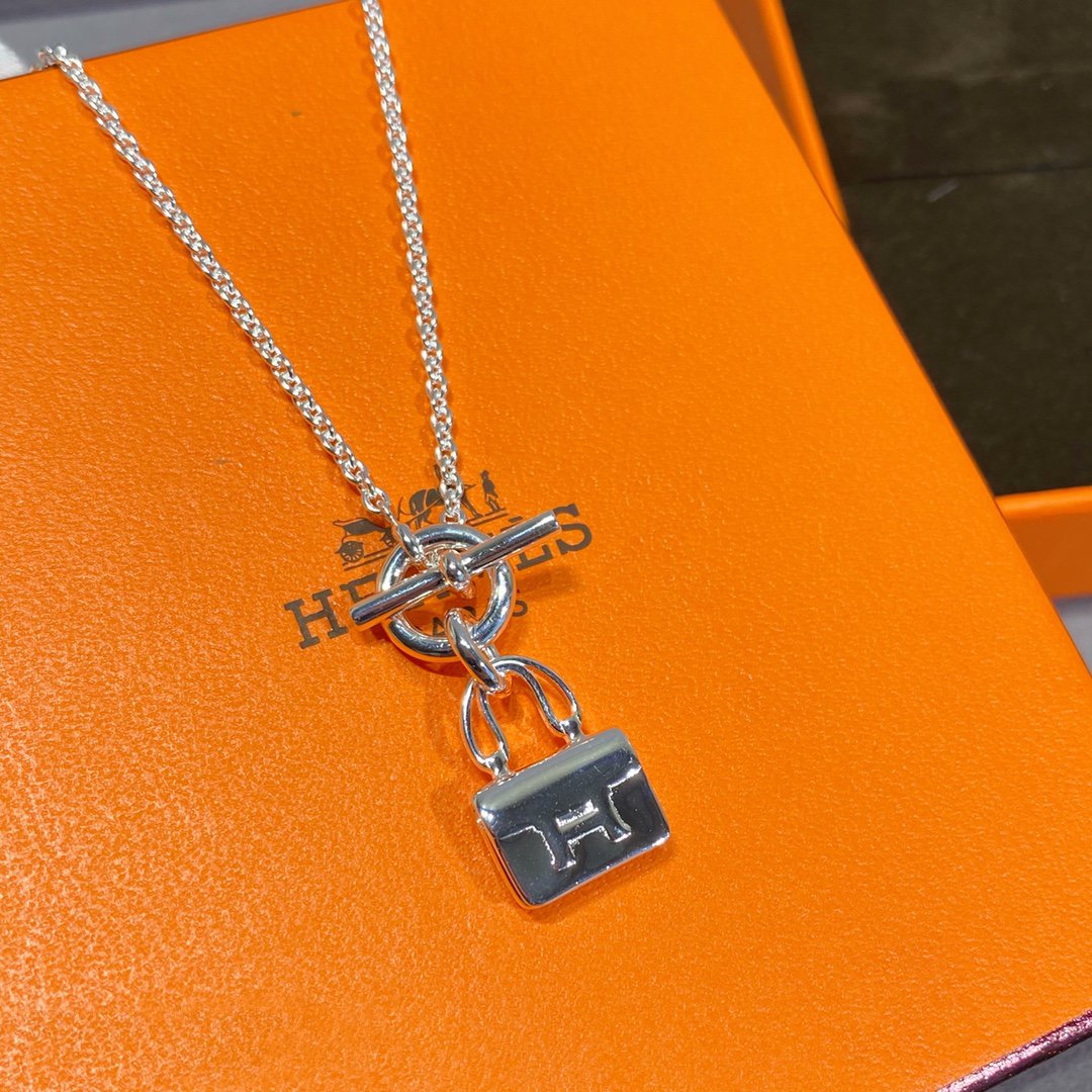 DIANA CONSTANCE PEDANT SILVER NECKLACE