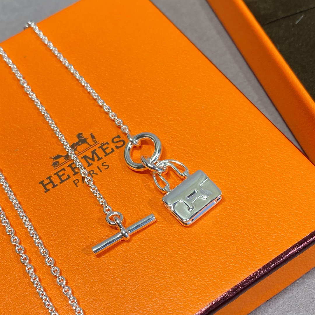 DIANA CONSTANCE PEDANT SILVER NECKLACE