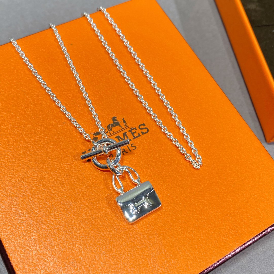 DIANA CONSTANCE PEDANT SILVER NECKLACE