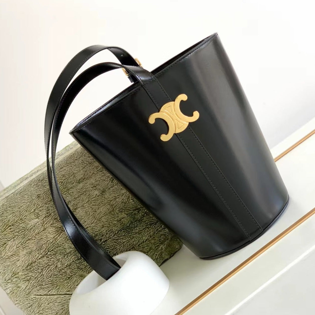 BUCKET TRIOMPHE 25 BLACK CALFSKIN BAG