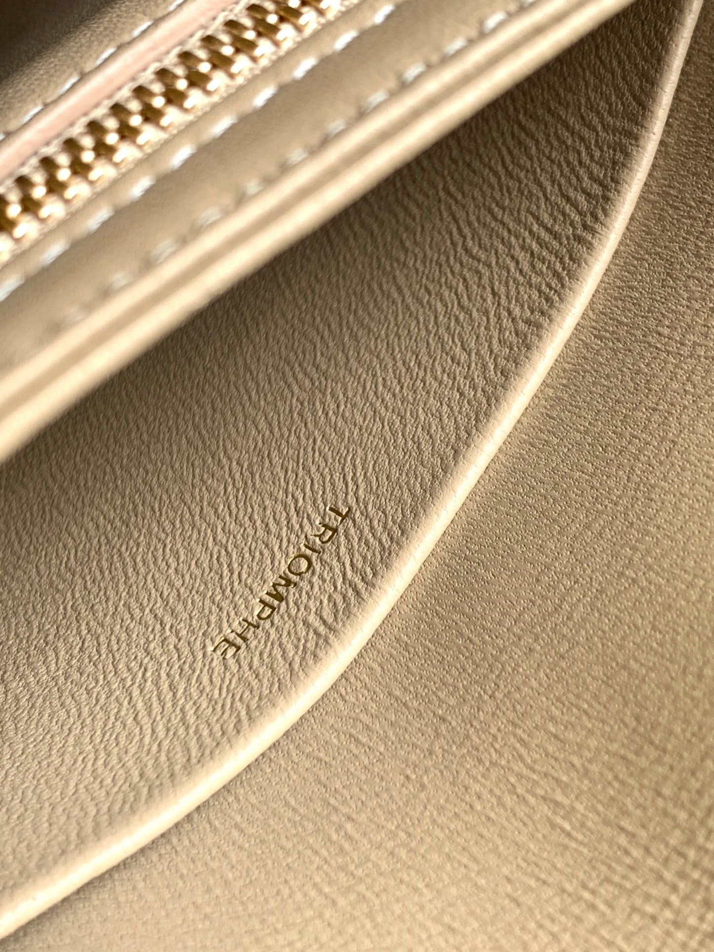 teen besace triomphe 18.5 beige calfskin with chain