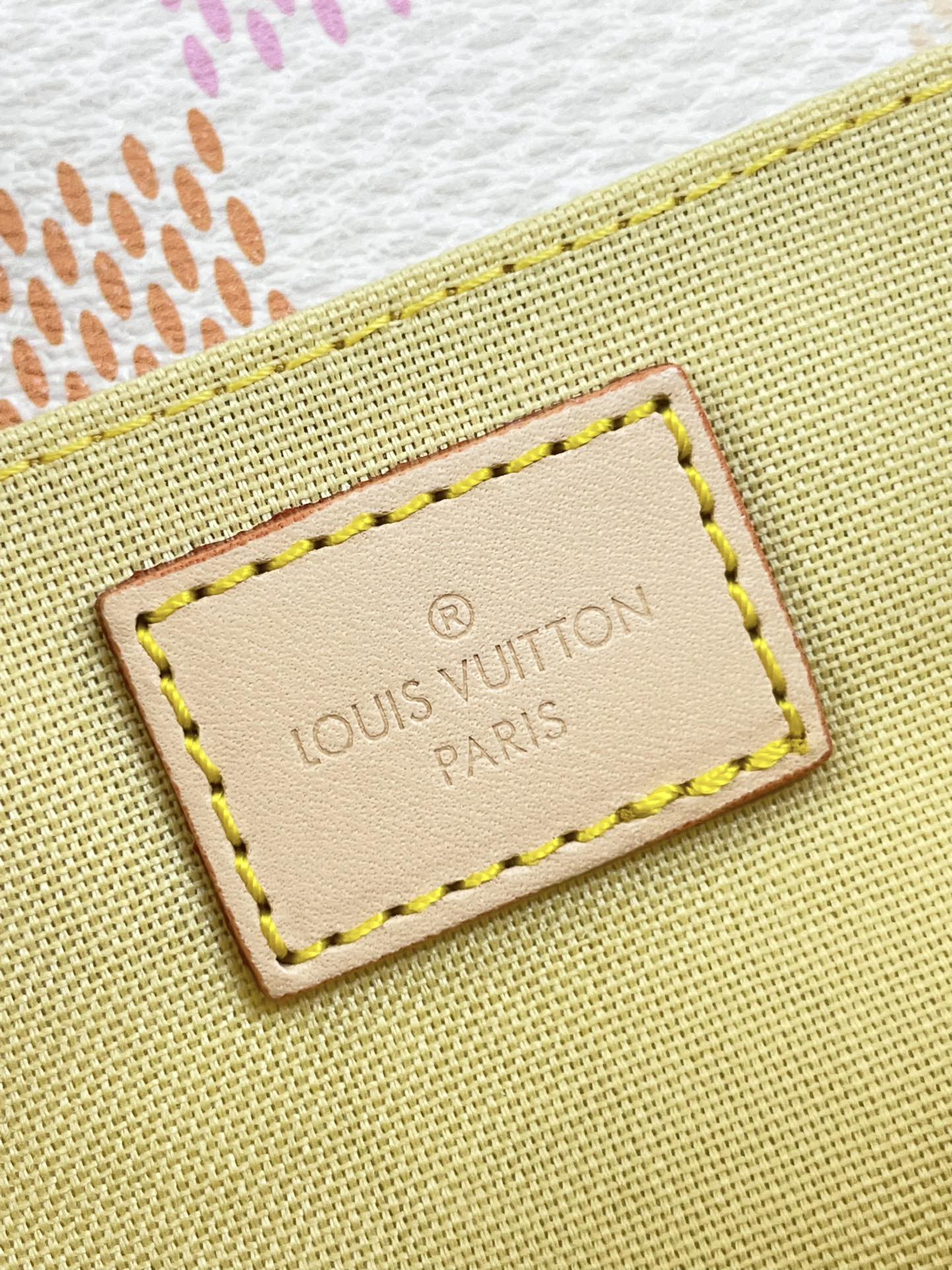 POCHETTE M¨¦TIS EAST WEST 21 IN PEACH DAMIER GIANT CANVAS GOLD HARDWARE