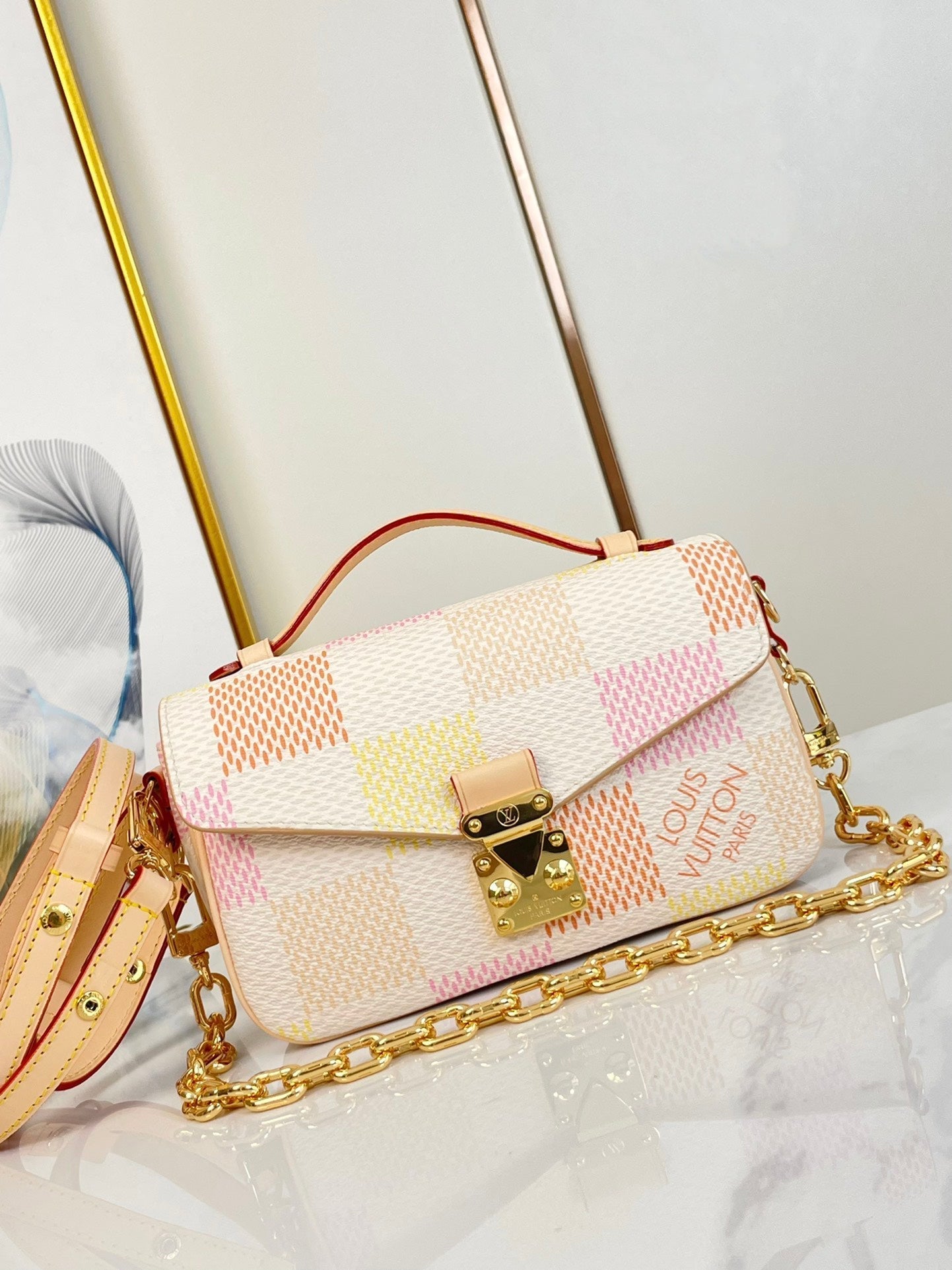 POCHETTE M¨¦TIS EAST WEST 21 IN PEACH DAMIER GIANT CANVAS GOLD HARDWARE