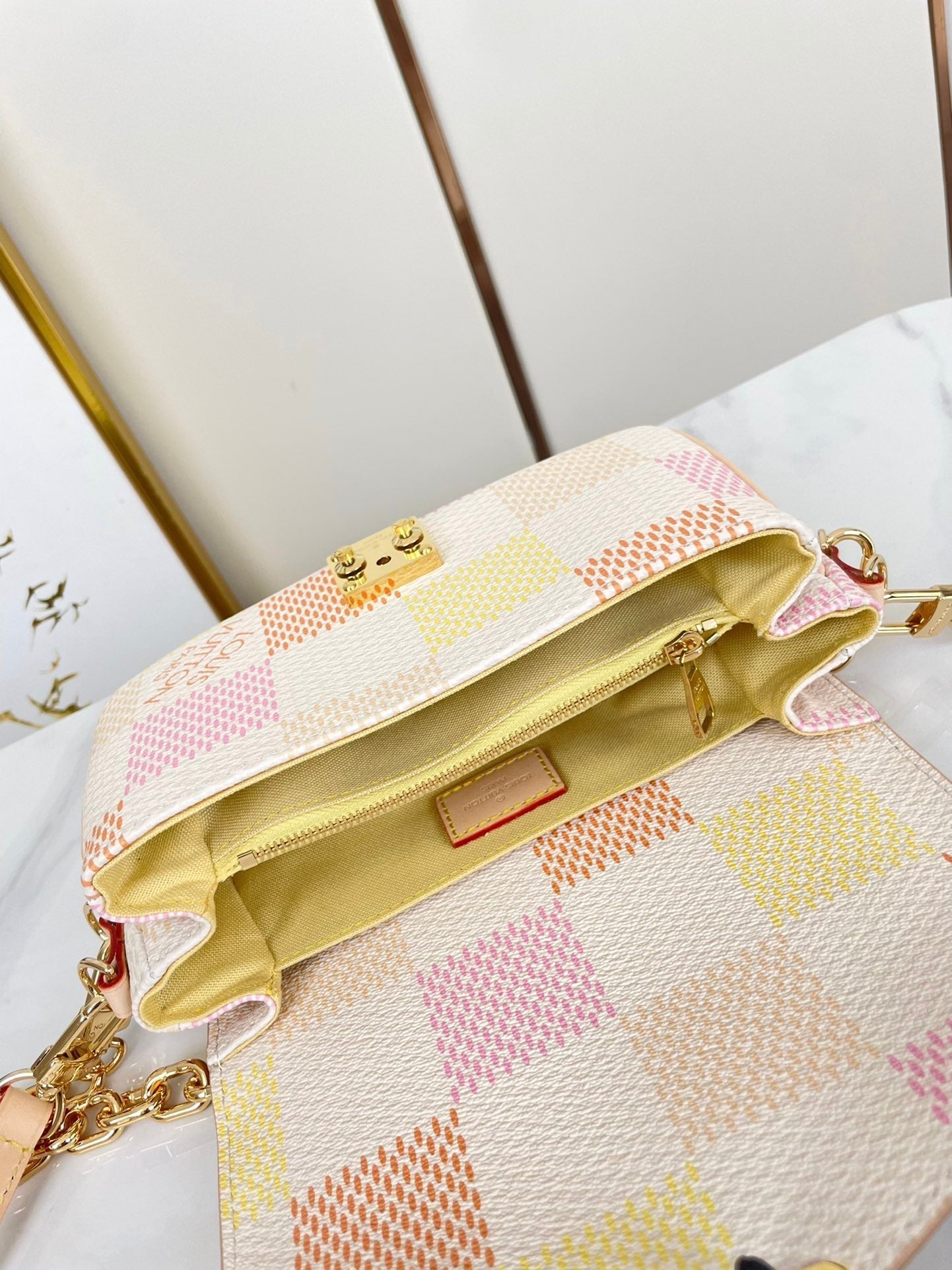 POCHETTE M¨¦TIS EAST WEST 21 IN PEACH DAMIER GIANT CANVAS GOLD HARDWARE