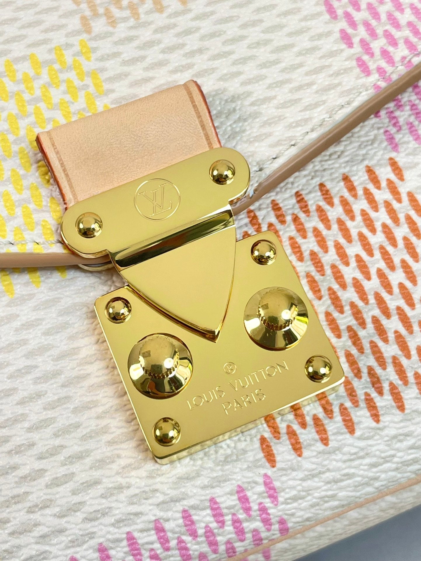 POCHETTE M¨¦TIS EAST WEST 21 IN PEACH DAMIER GIANT CANVAS GOLD HARDWARE
