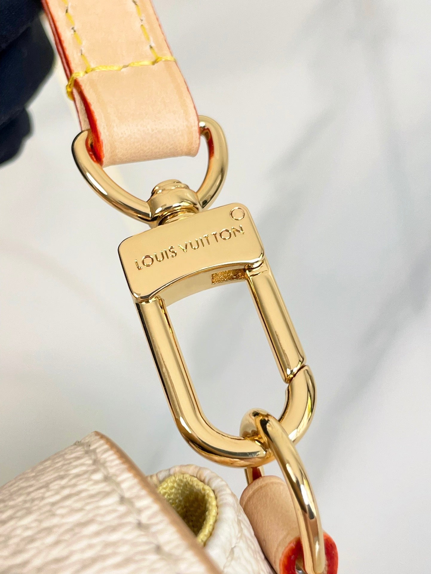 POCHETTE M¨¦TIS EAST WEST 21 IN PEACH DAMIER GIANT CANVAS GOLD HARDWARE