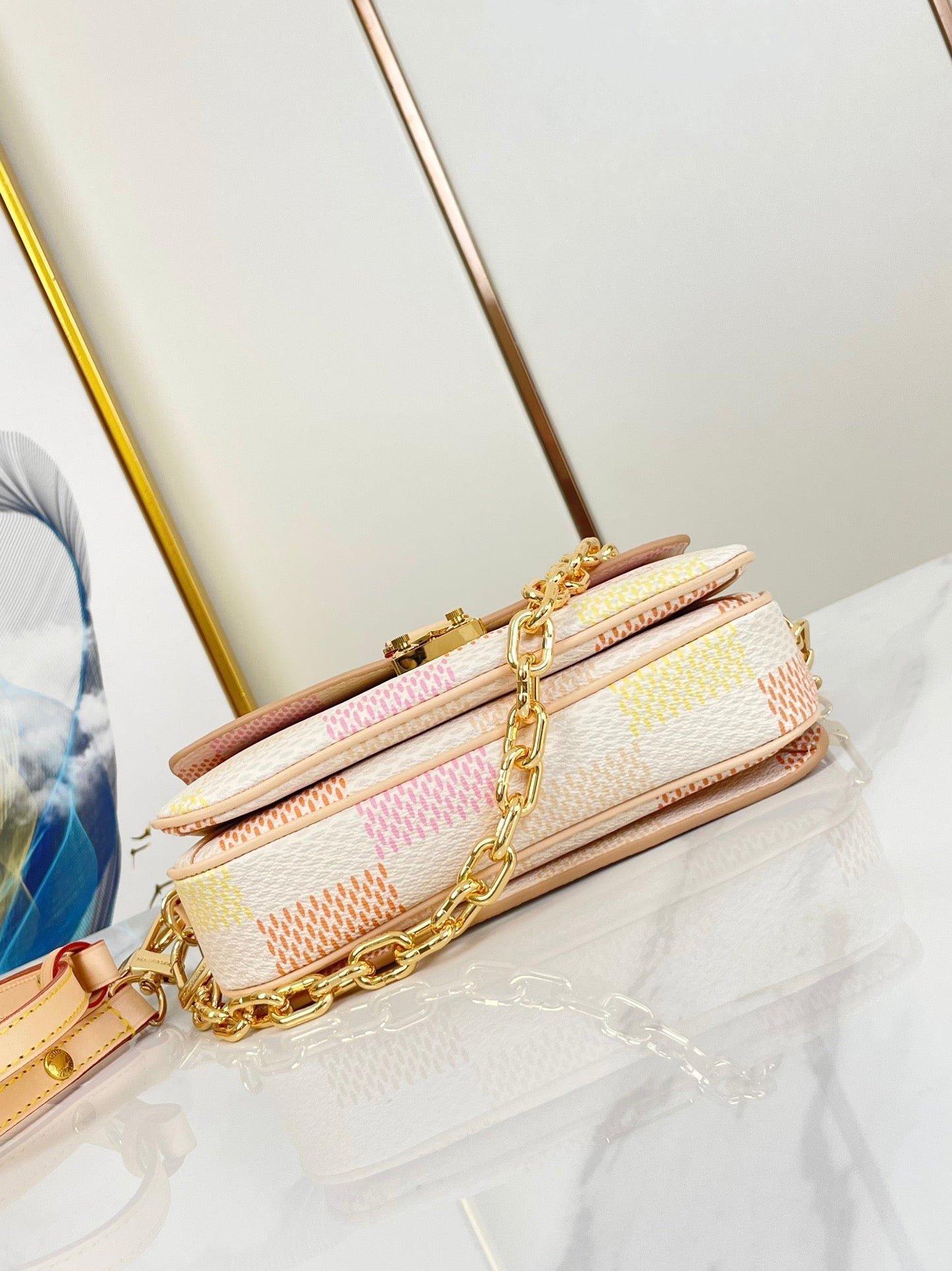 POCHETTE M¨¦TIS EAST WEST 21 IN PEACH DAMIER GIANT CANVAS GOLD HARDWARE