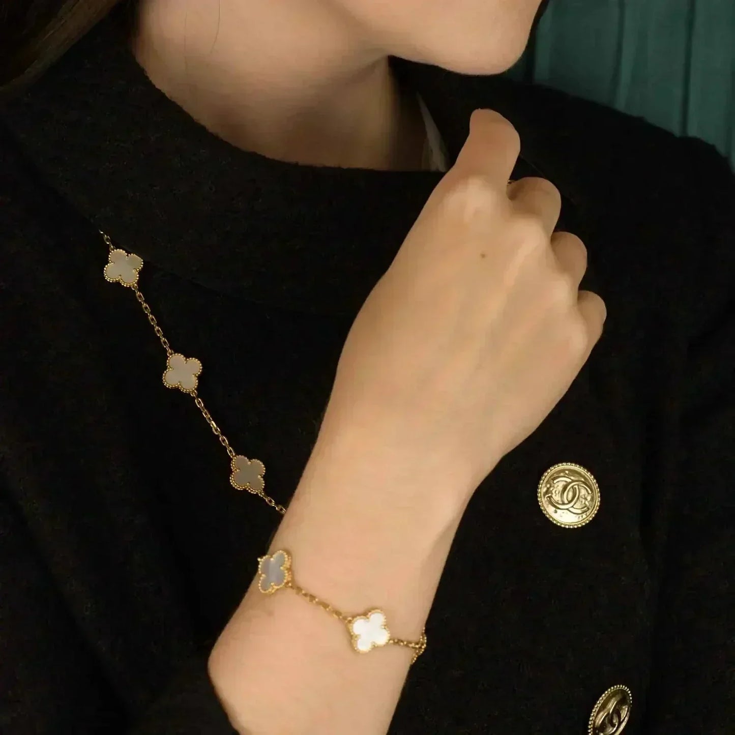 CLOVER 5 MOTIF WHITE MOP BRACELET