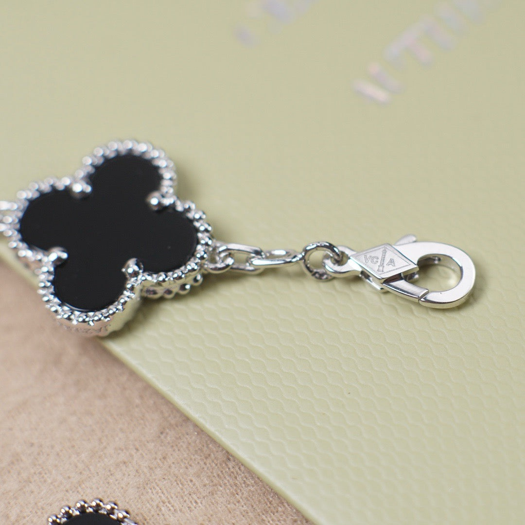 DIANA CLOVER 5 MOTIF ONYXS BRACELET SILVER
