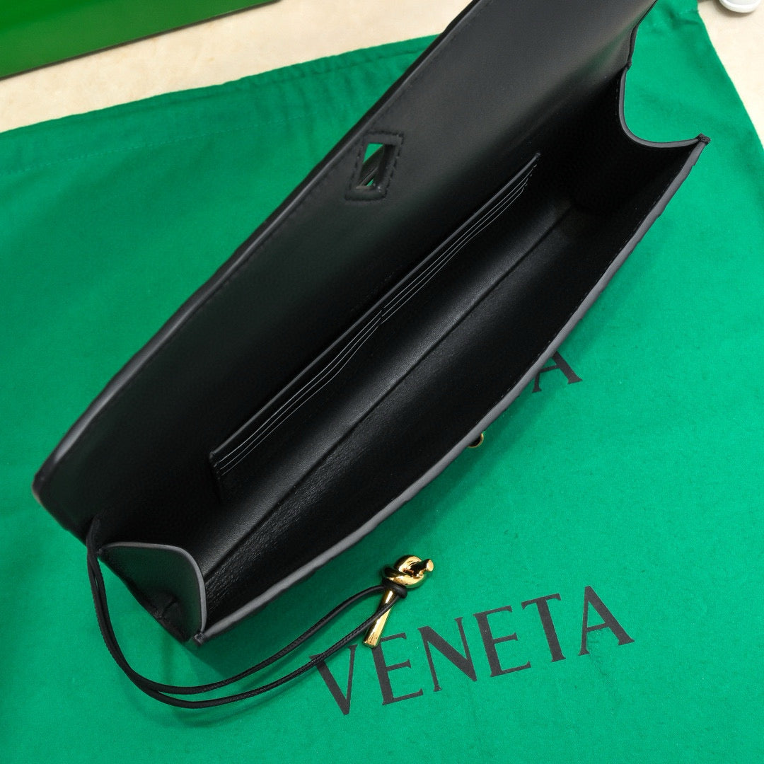 BV Long Clutch Andiamo With Handle 31cm Black Calfskin Ghw