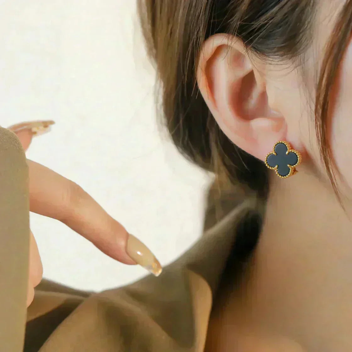 DIANA CLOVER MEDIUM 1 MOTIFS ONYX STUD EARRINGS
