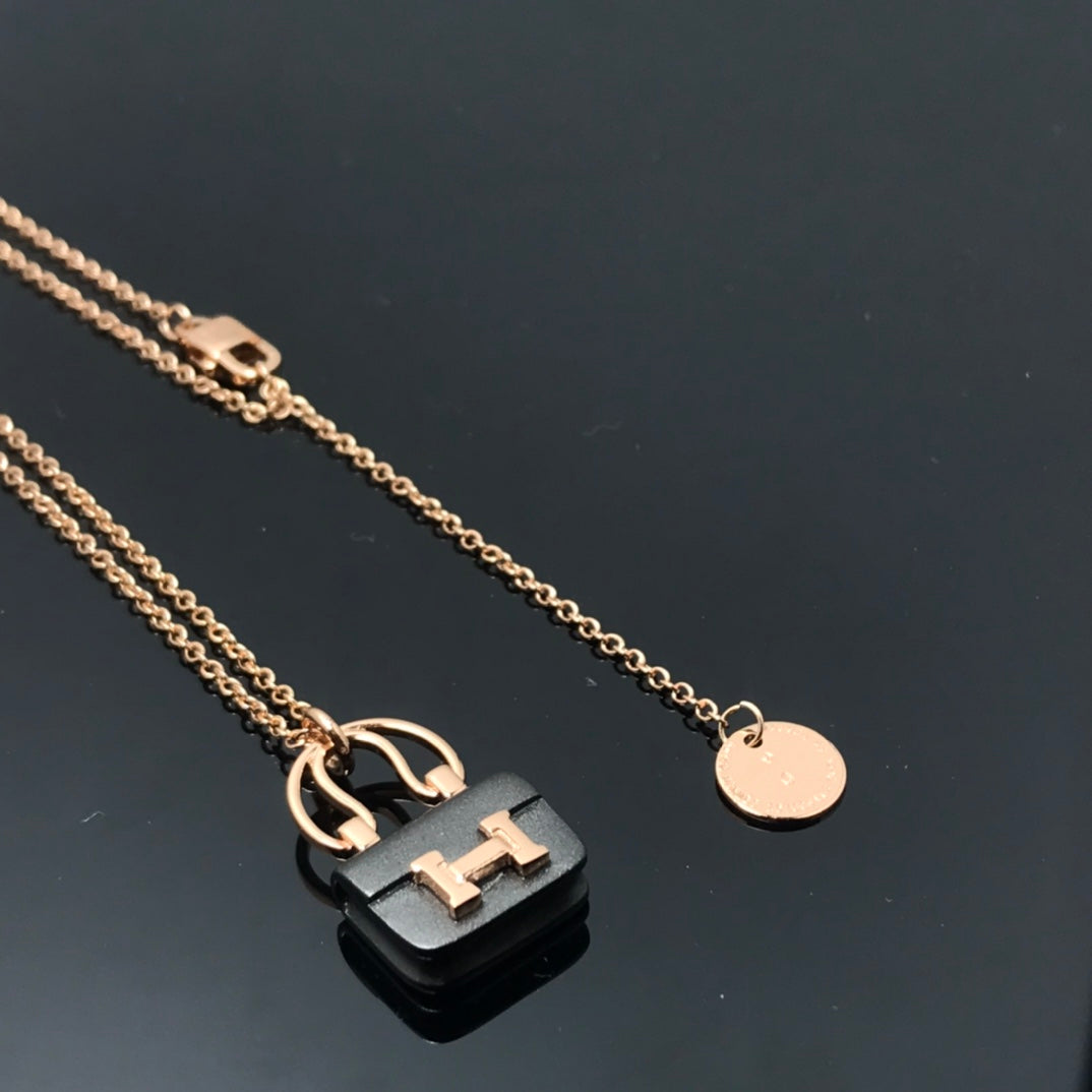DIANA WOMEN'S HM AMULETTES CONSTANCE PENDANT NECKLACE