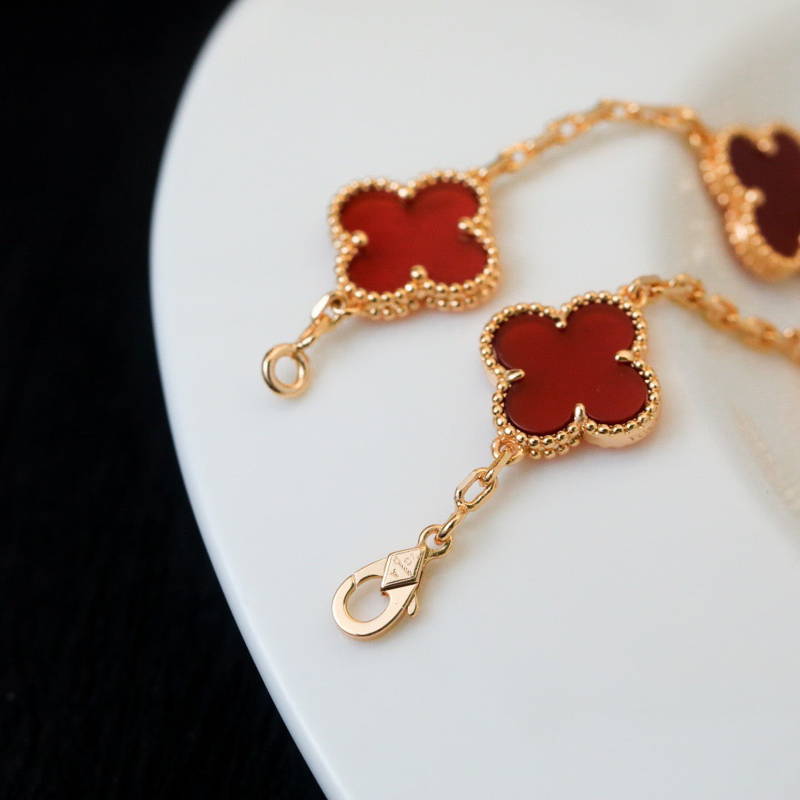 DIANA CLOVER 5 MOTIFS RED AGATE BRACELET