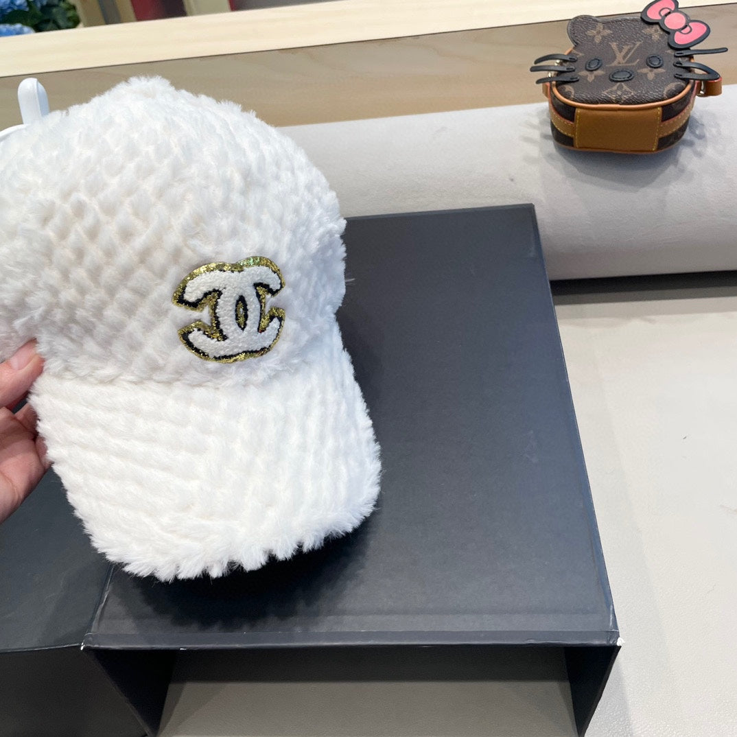 BASEBALL CAP IN WHITE FLEECE 431372