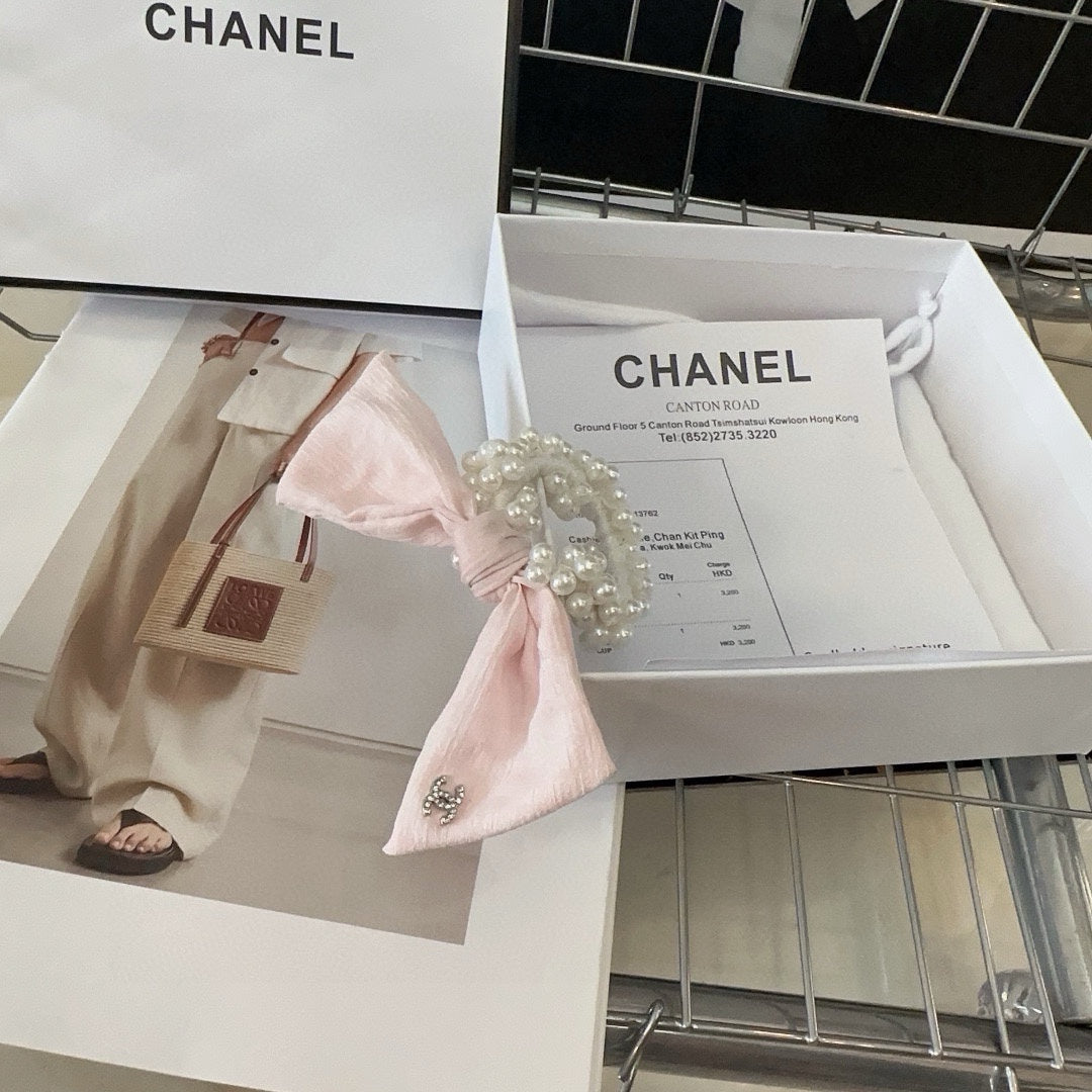LIGHT PINK WRINKLED FABRIC WITH PEARL SCRUNCHIE 358300