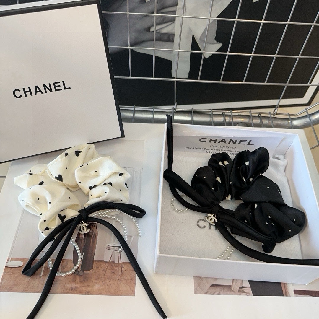 WHITE CREAM WRINKLED FABRIC SCRUNCHIE 432902