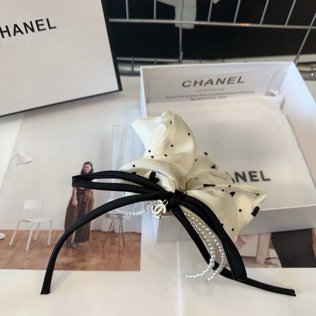 WHITE CREAM WRINKLED FABRIC SCRUNCHIE 432902