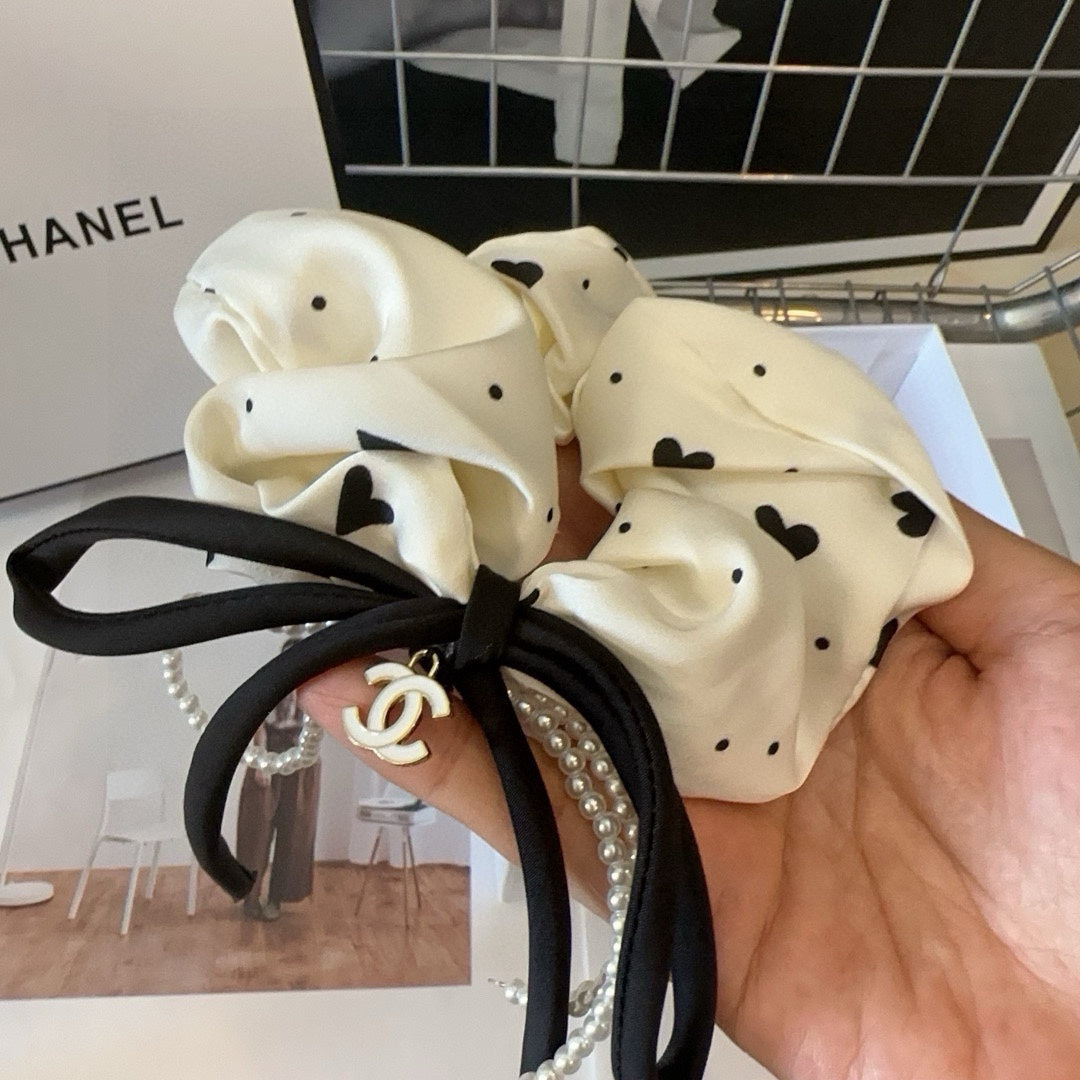 WHITE CREAM WRINKLED FABRIC SCRUNCHIE 432902