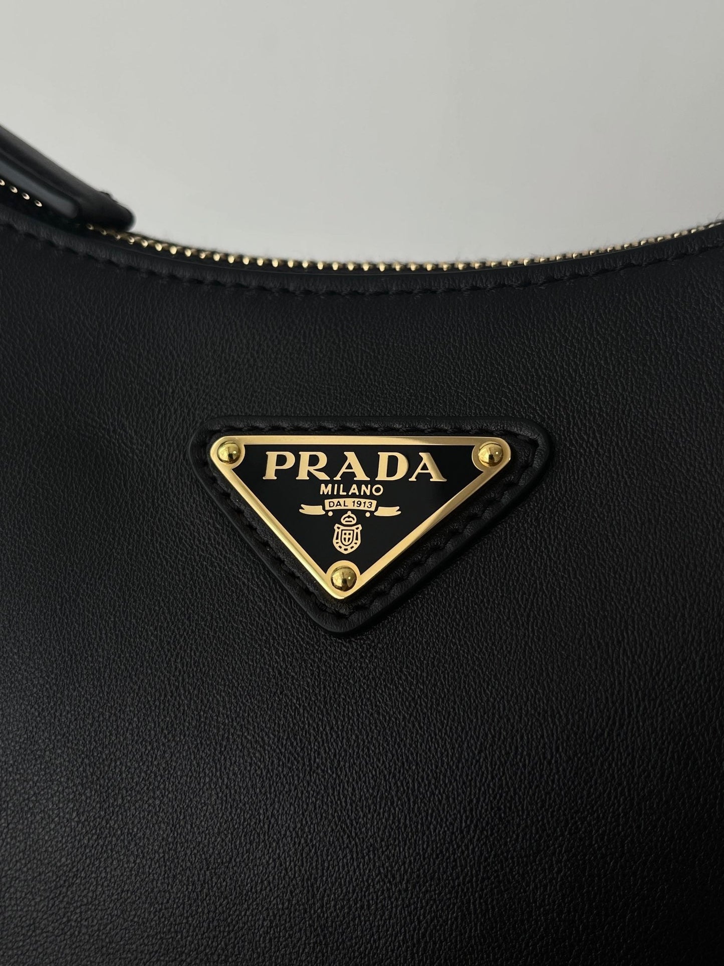 PRA ARQU¨¦ 22 SHOULDER BAG IN BLACK LEATHER