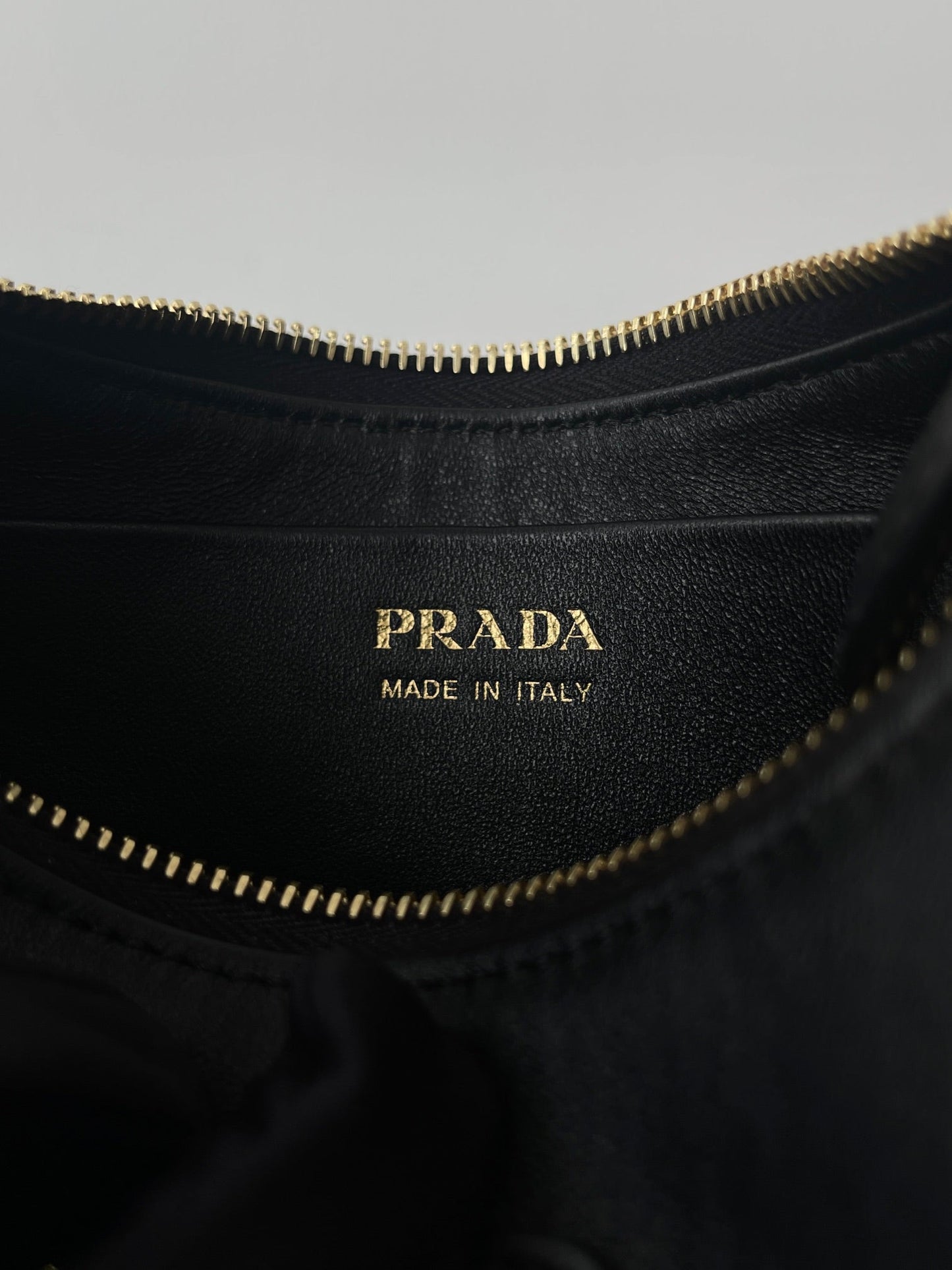 PRA ARQU¨¦ 22 SHOULDER BAG IN BLACK LEATHER