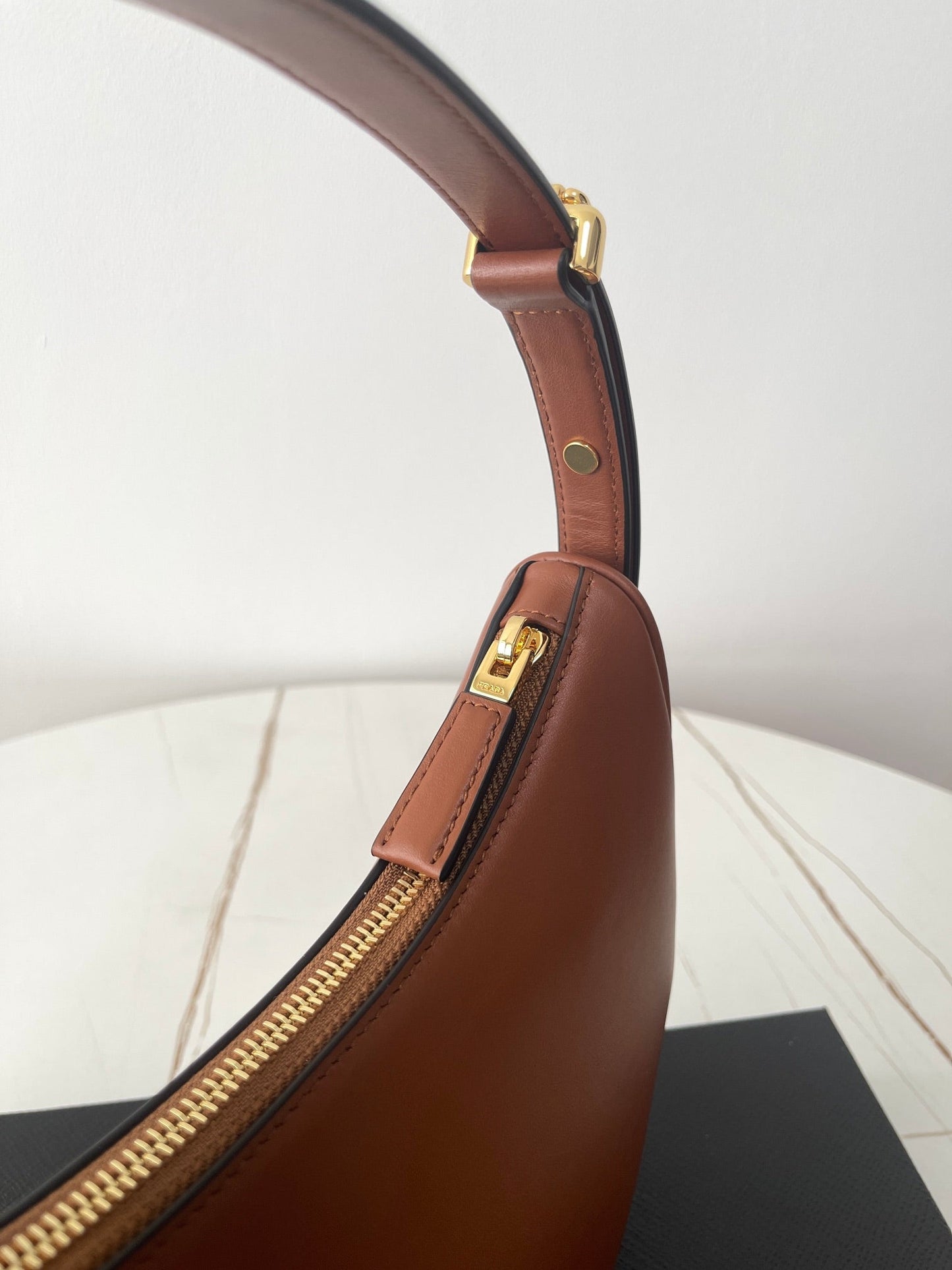 PRA ARQU¨¦ 22 SHOULDER BAG IN COGNAC BROWN LEATHER