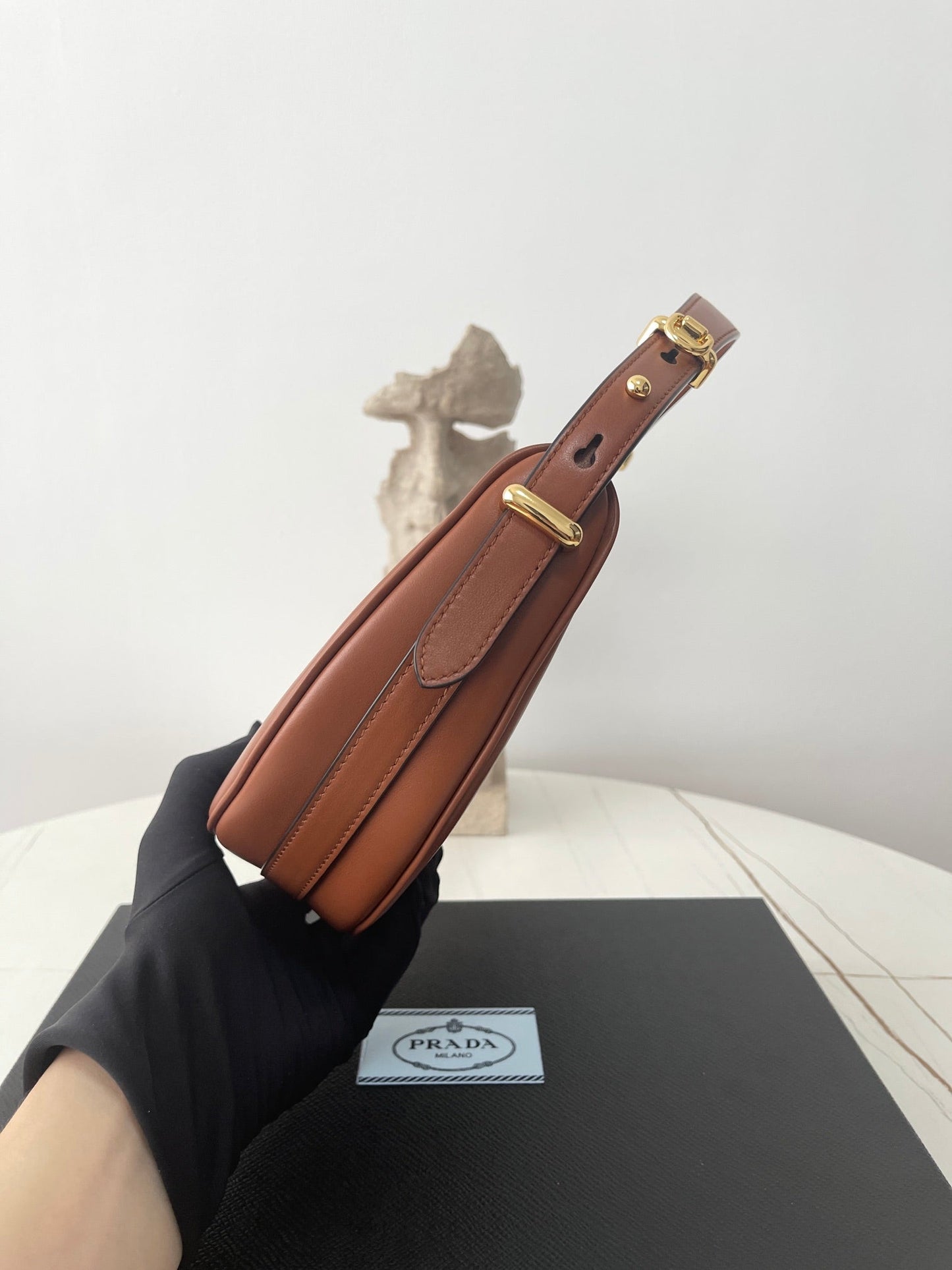 PRA ARQU¨¦ 22 SHOULDER BAG IN COGNAC BROWN LEATHER