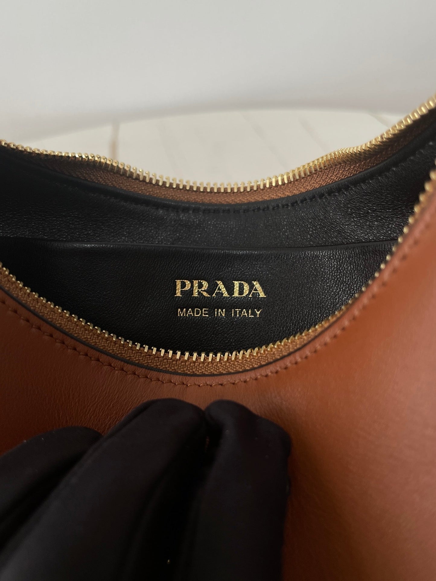 PRA ARQU¨¦ 22 SHOULDER BAG IN COGNAC BROWN LEATHER