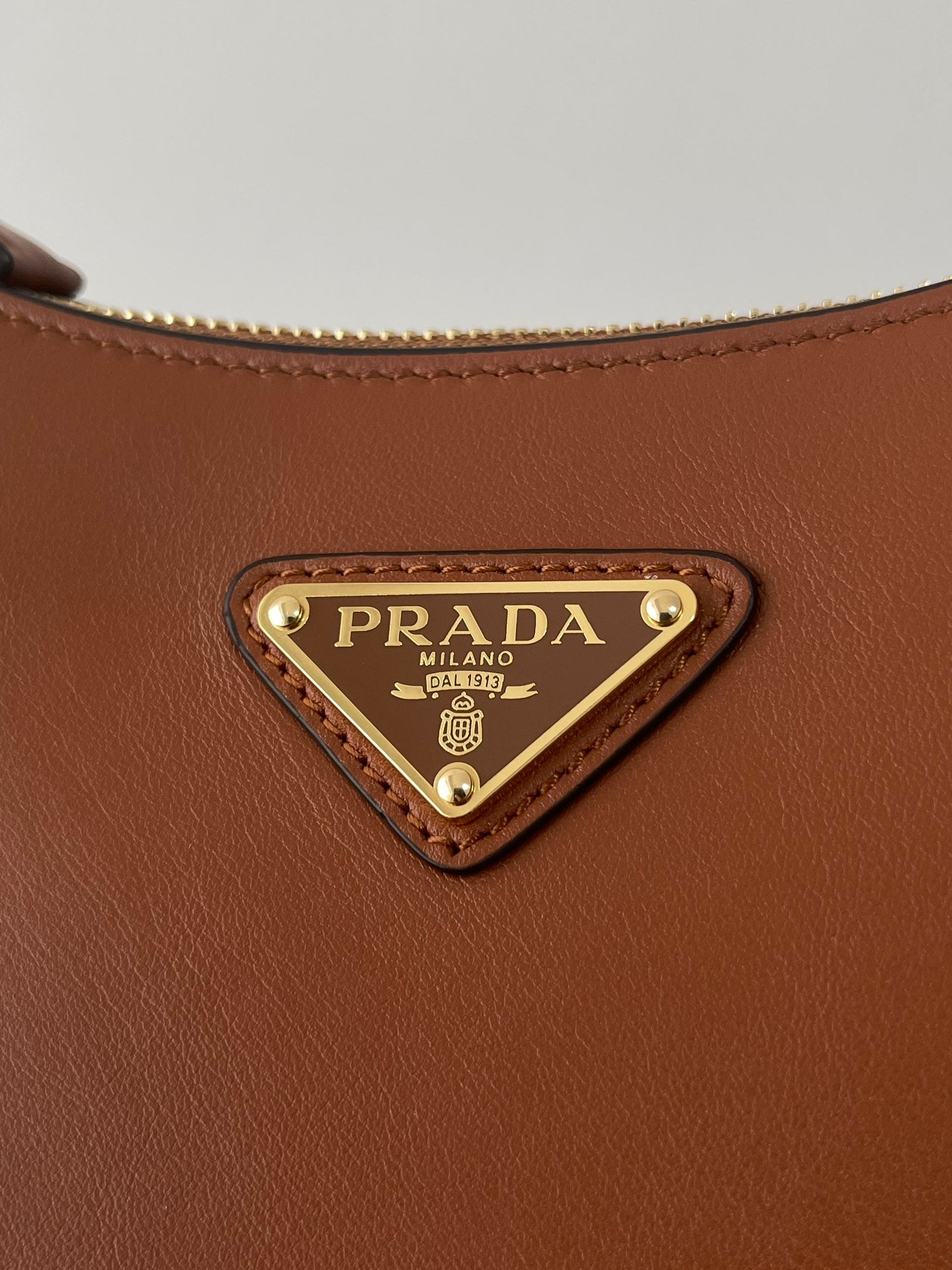 PRA ARQU¨¦ 22 SHOULDER BAG IN COGNAC BROWN LEATHER