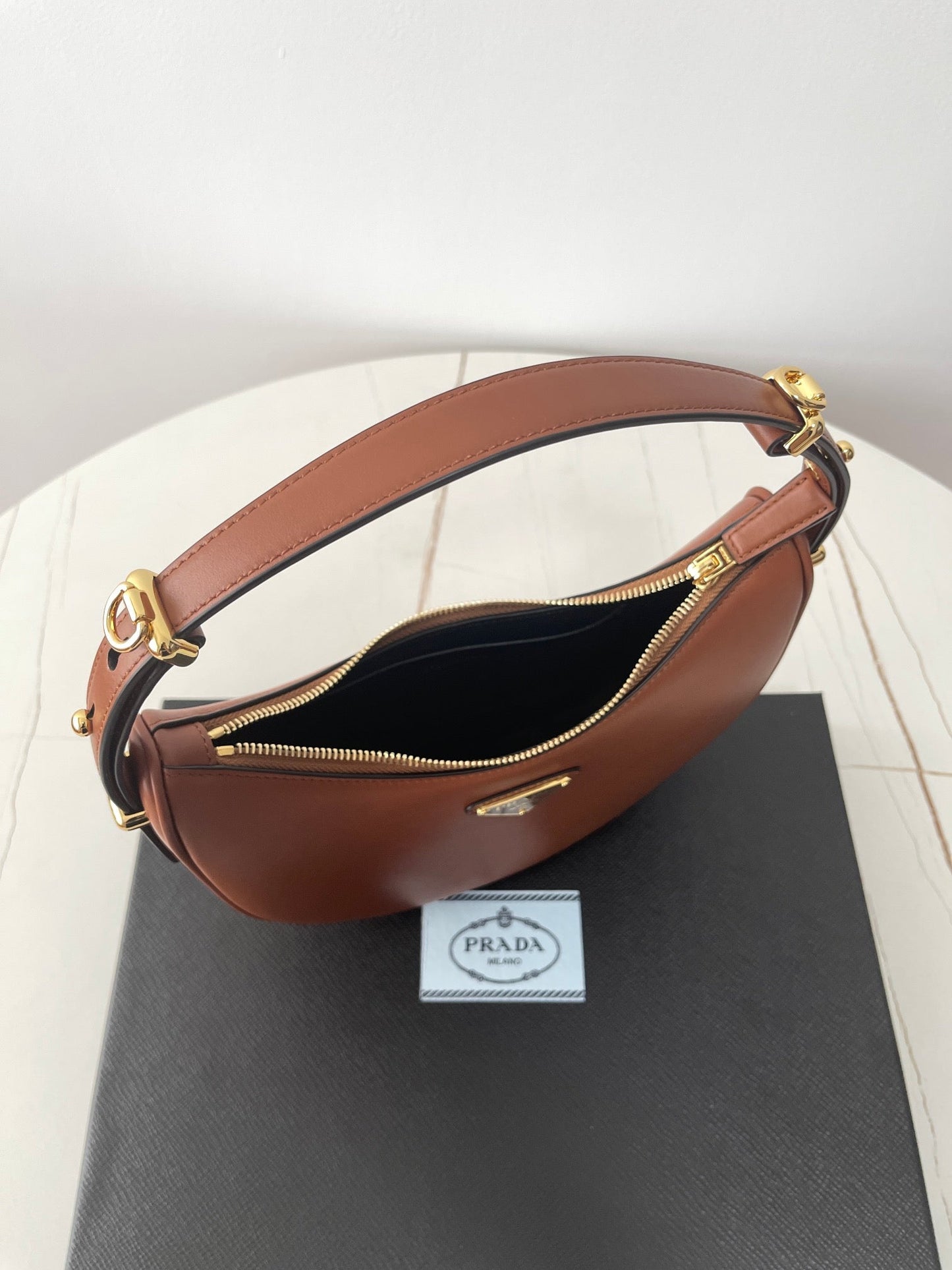 PRA ARQU¨¦ 22 SHOULDER BAG IN COGNAC BROWN LEATHER