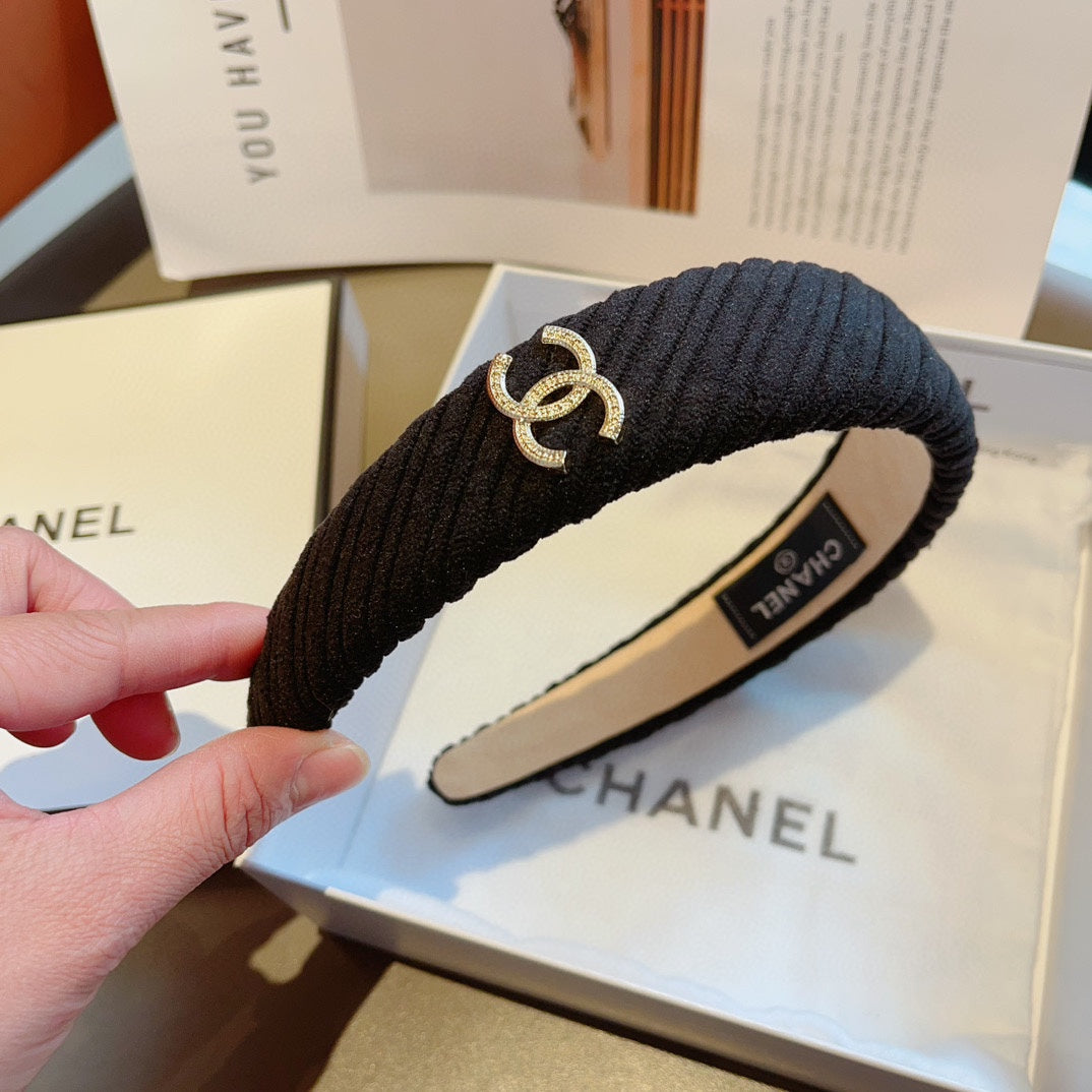 BLACK FABRIC HAIRBAND WITH GOLD LOGO 414437