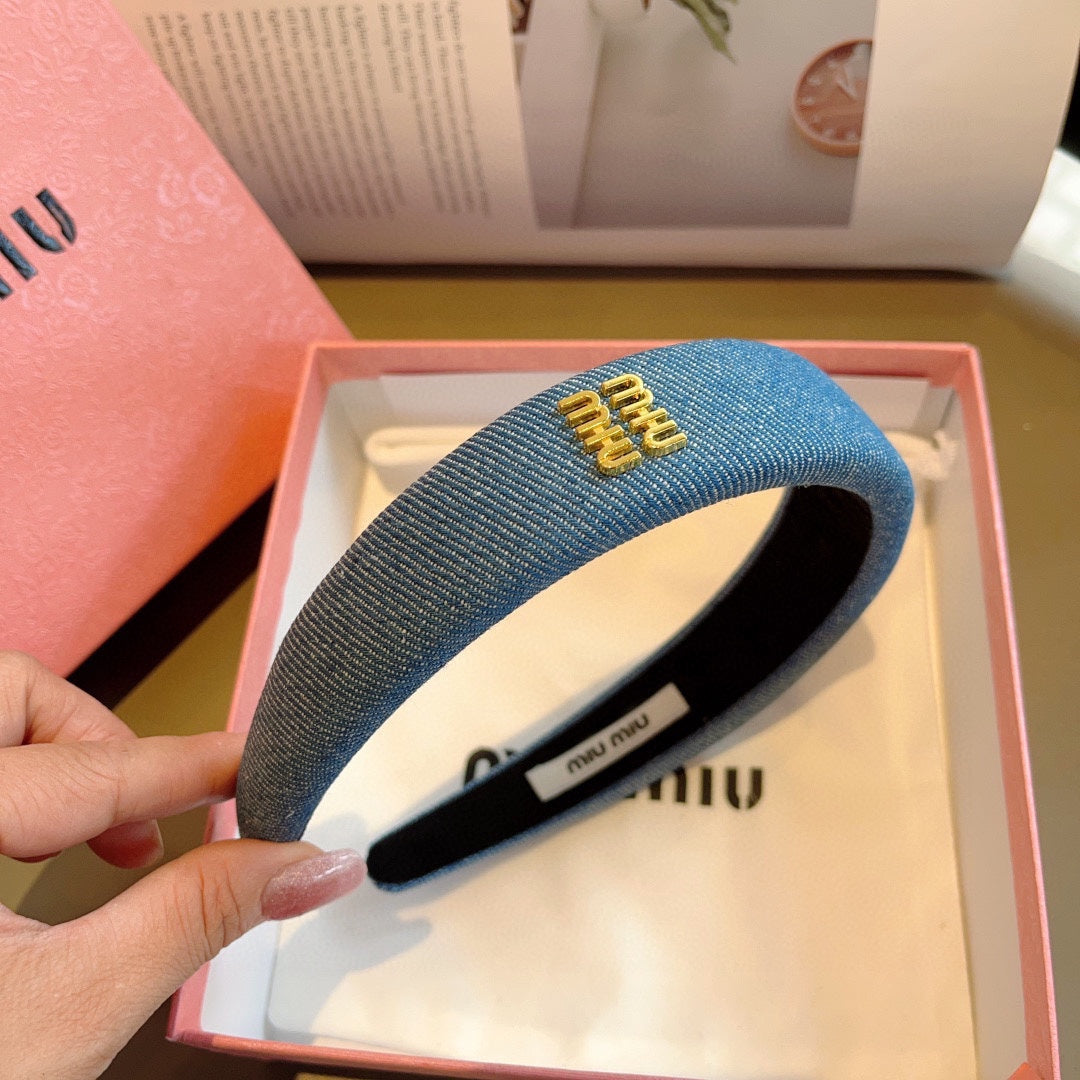 THICK HEADBAND IN AZURE BLUE DENIM GOLD LOGO 425464