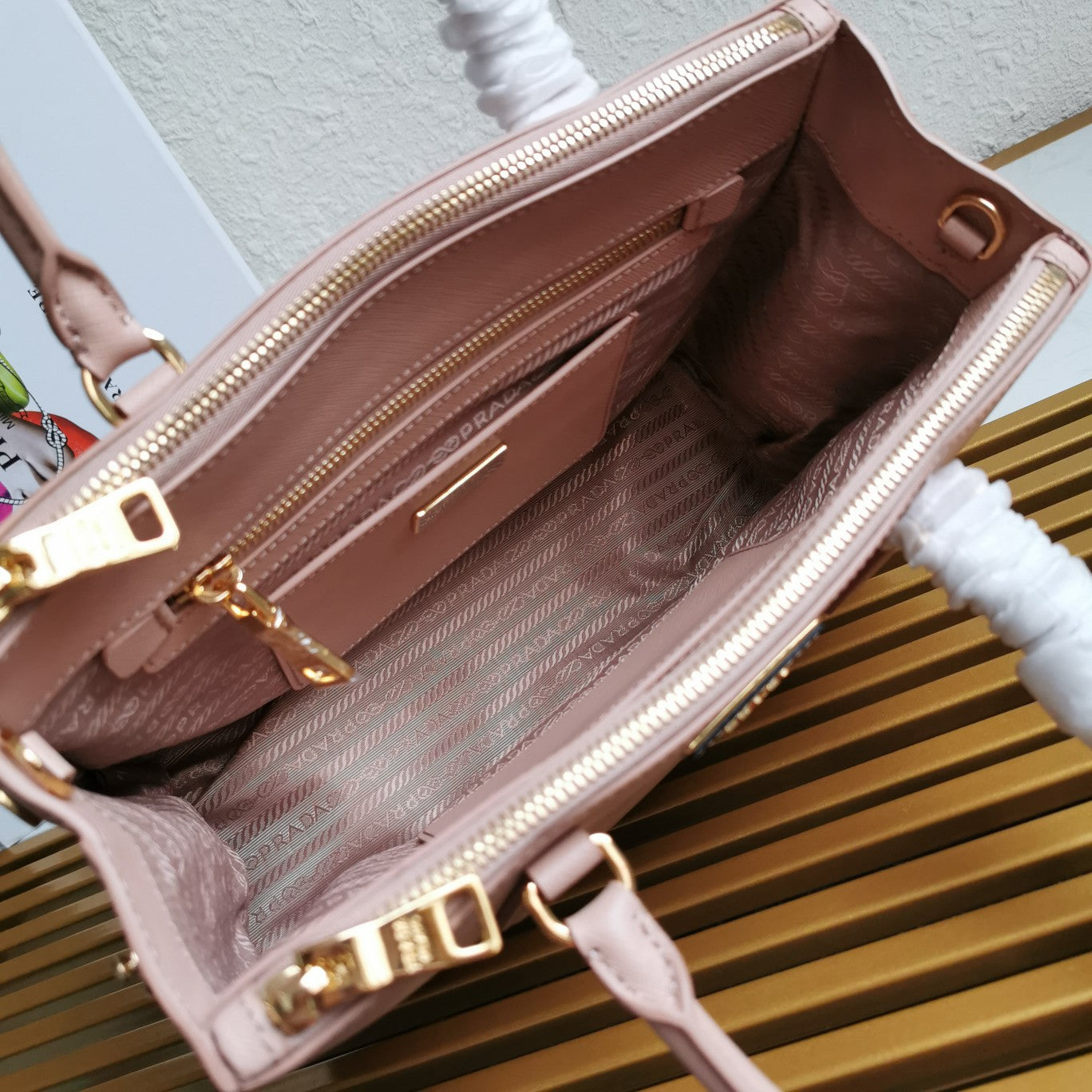 PRA GALLERIA 28 BAG IN DESERT BEIGE SAFFIANO LEATHER