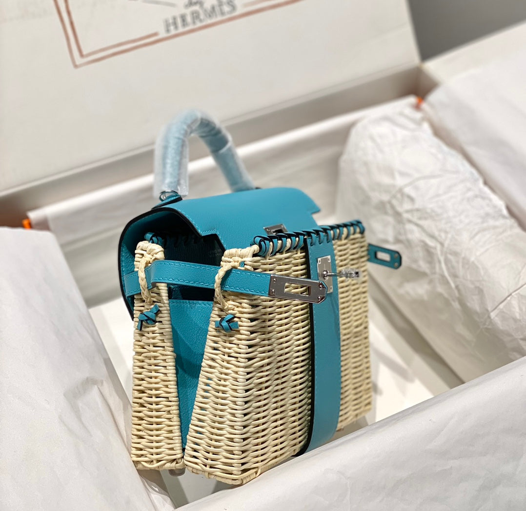 HM KELLY 20 PICNIC SKY BAMBOO AND RATTAN