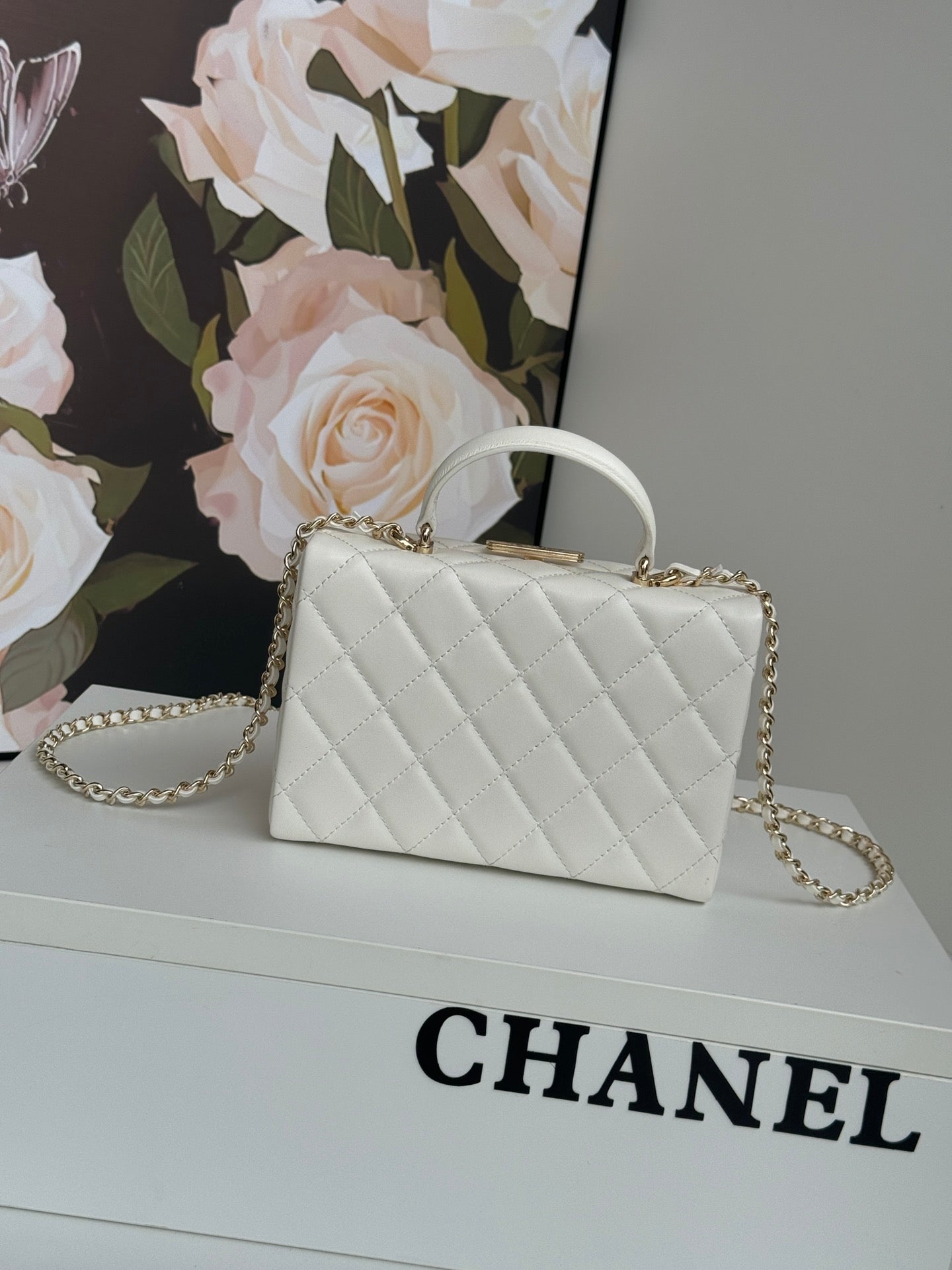 SMALL BOX BAG 18 IN WHITE LAMBSKIN GOLD HARDWARE