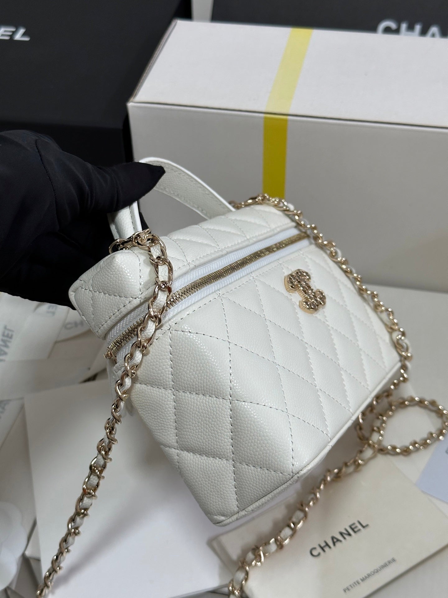CC 25P Vanity Case 19.5cm White Calfskin Heart Rhinestone 243604