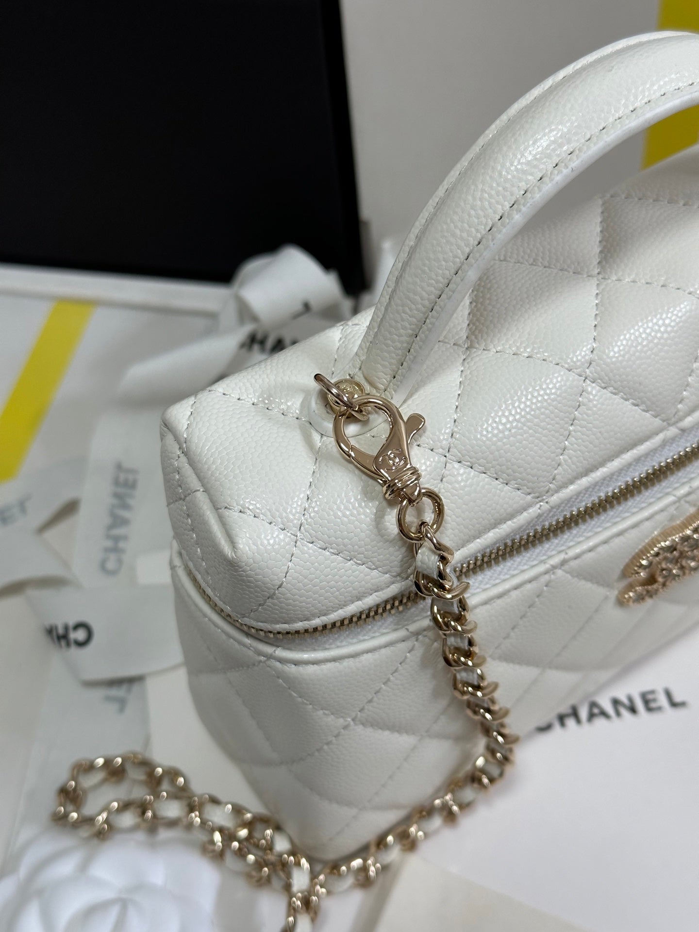 CC 25P Vanity Case 19.5cm White Calfskin Heart Rhinestone 243604